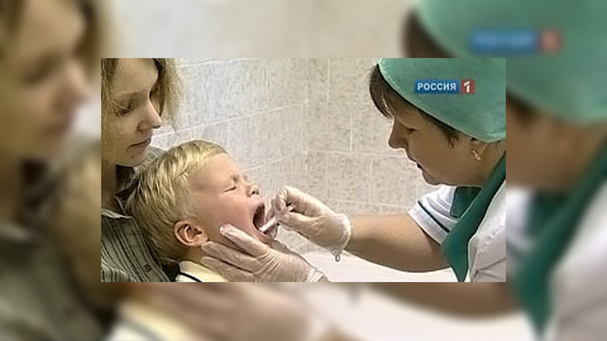 В аэропорту Домодедово медики "отлавливают" пассажиров с детьми