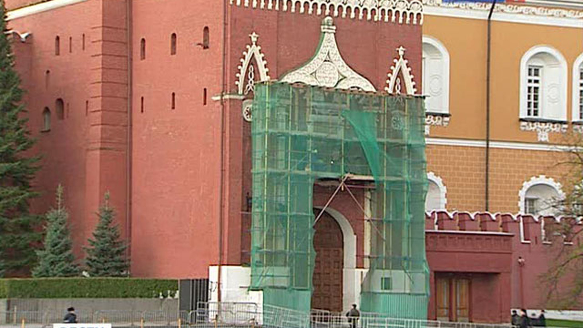 Сотрудники кремлёвской администрации пакуют вещи