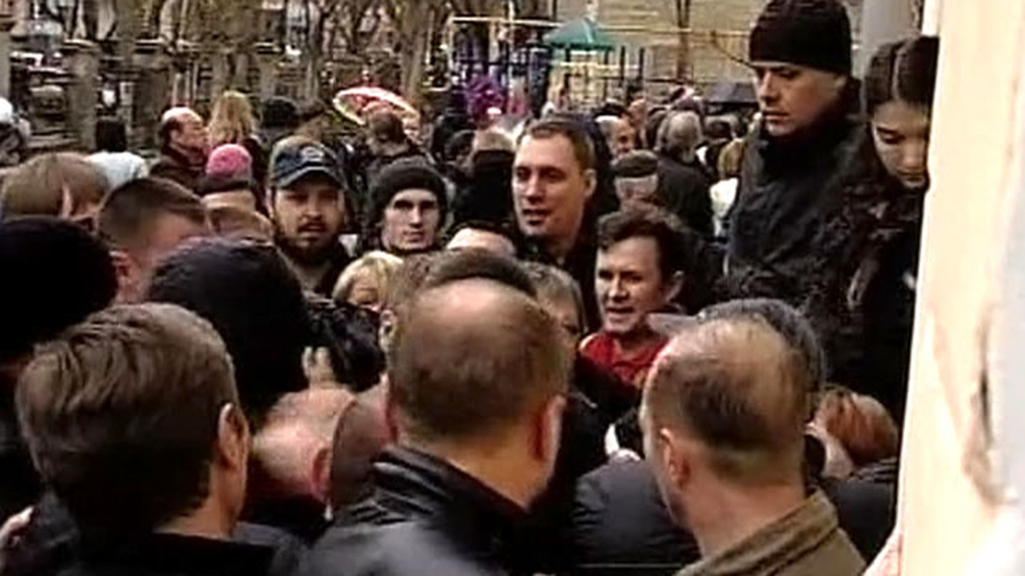 Возле екатеринбургской школы подрались две очереди родителей