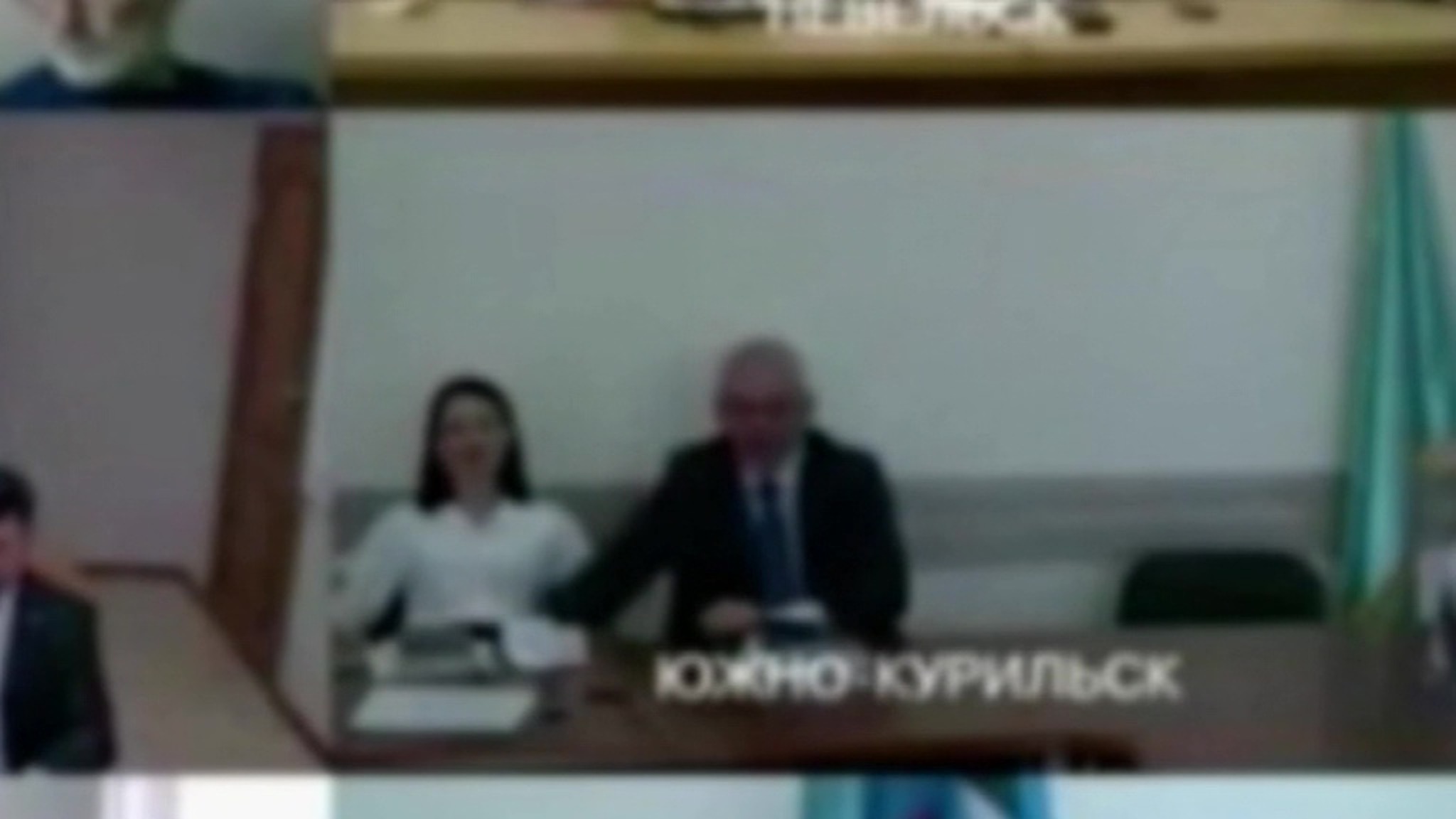 Следи за собой, будь осторожен: в Сети обсуждают фривольное поведение мэра Южно-Курильска и его помощницы