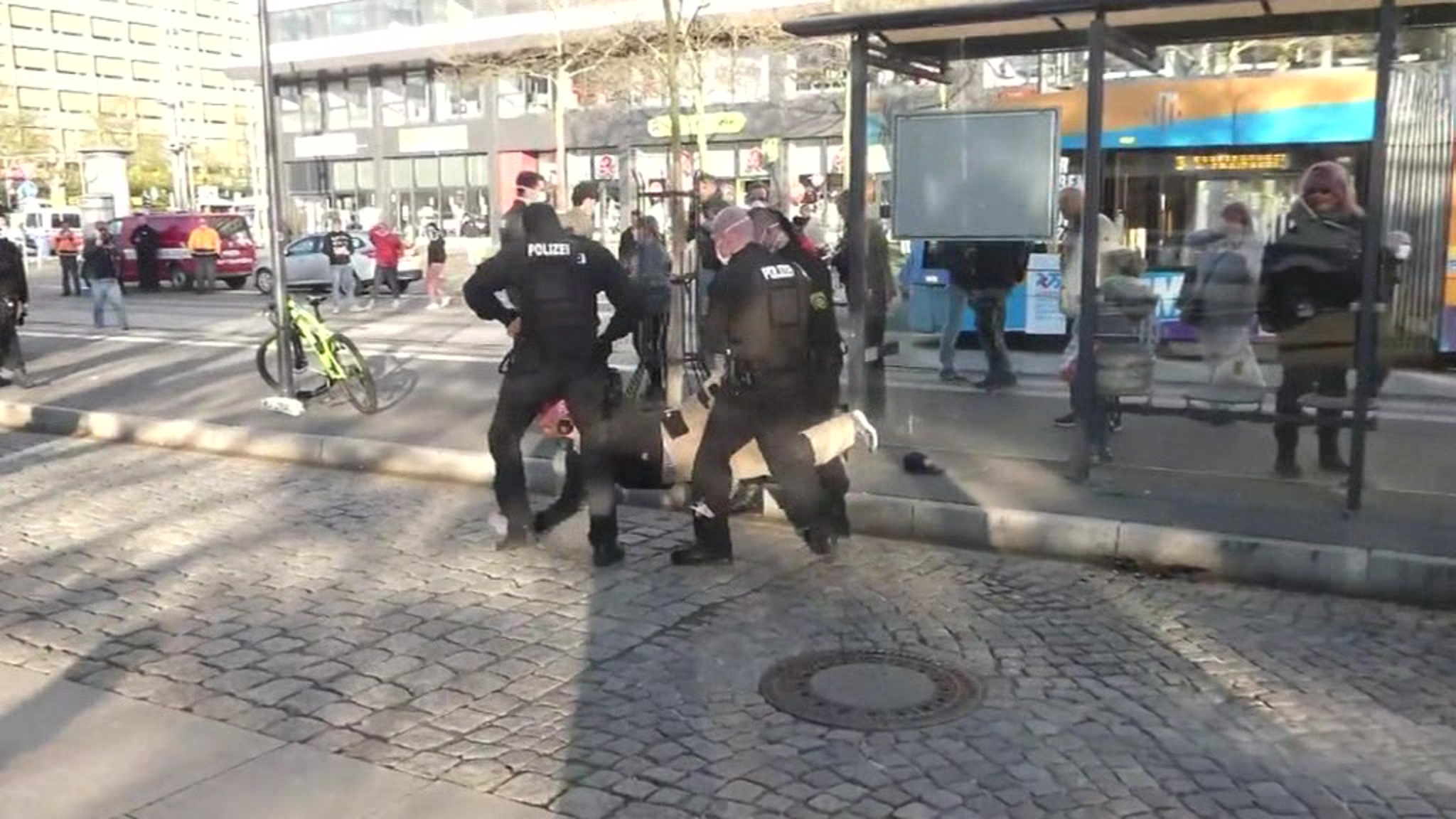 Протестующие против введенных из-за пандемии ограничений в Германии разогнаны полицией