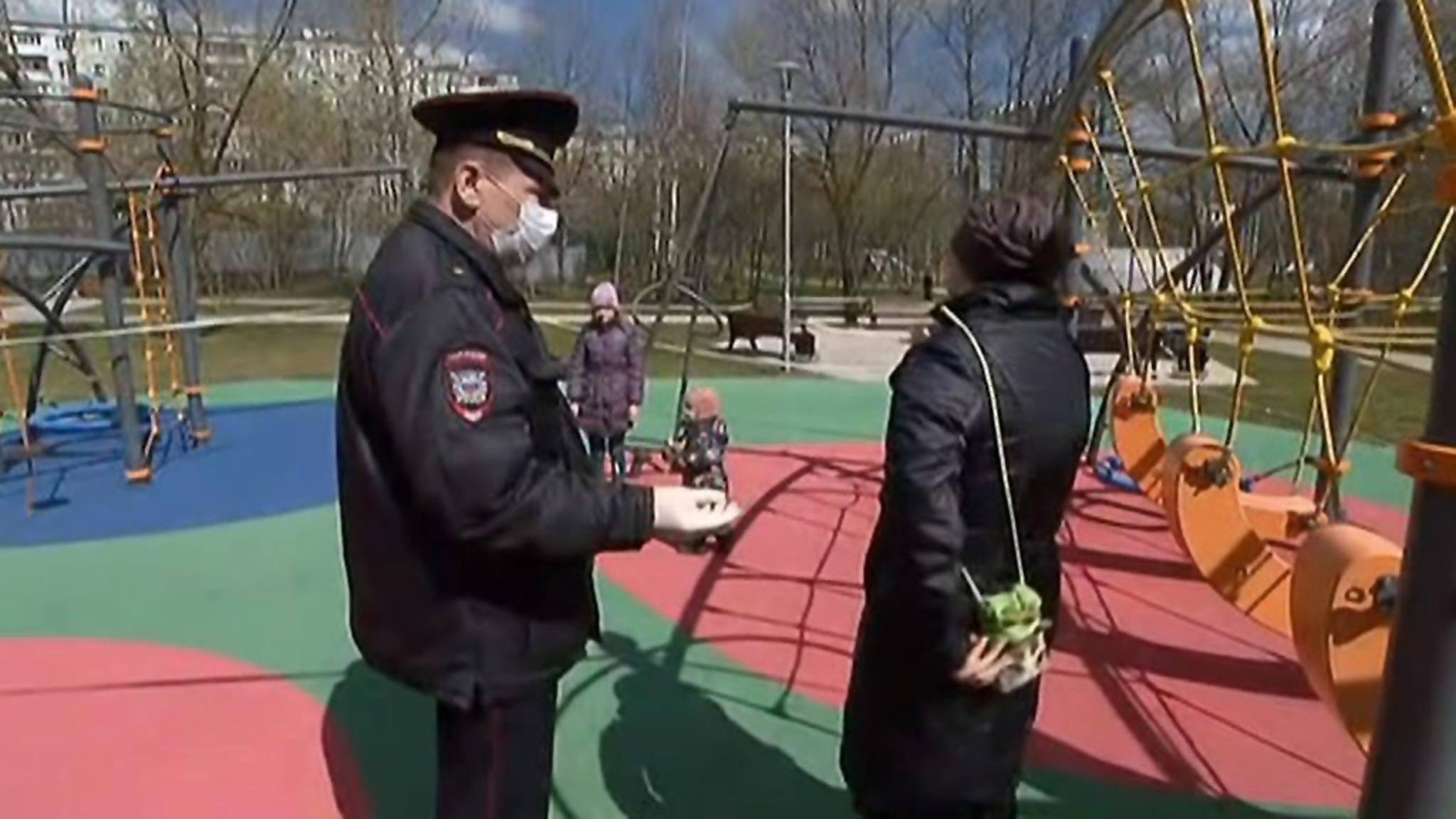 Москвичи стали чаще собираться с детьми на площадках