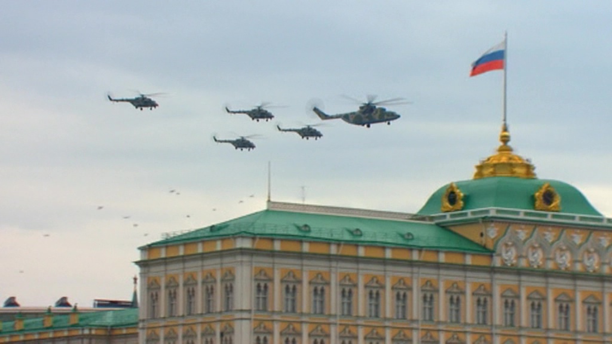 Самолеты и вертолеты ВКС РФ провели в небе над Москвой репетицию воздушной части парада