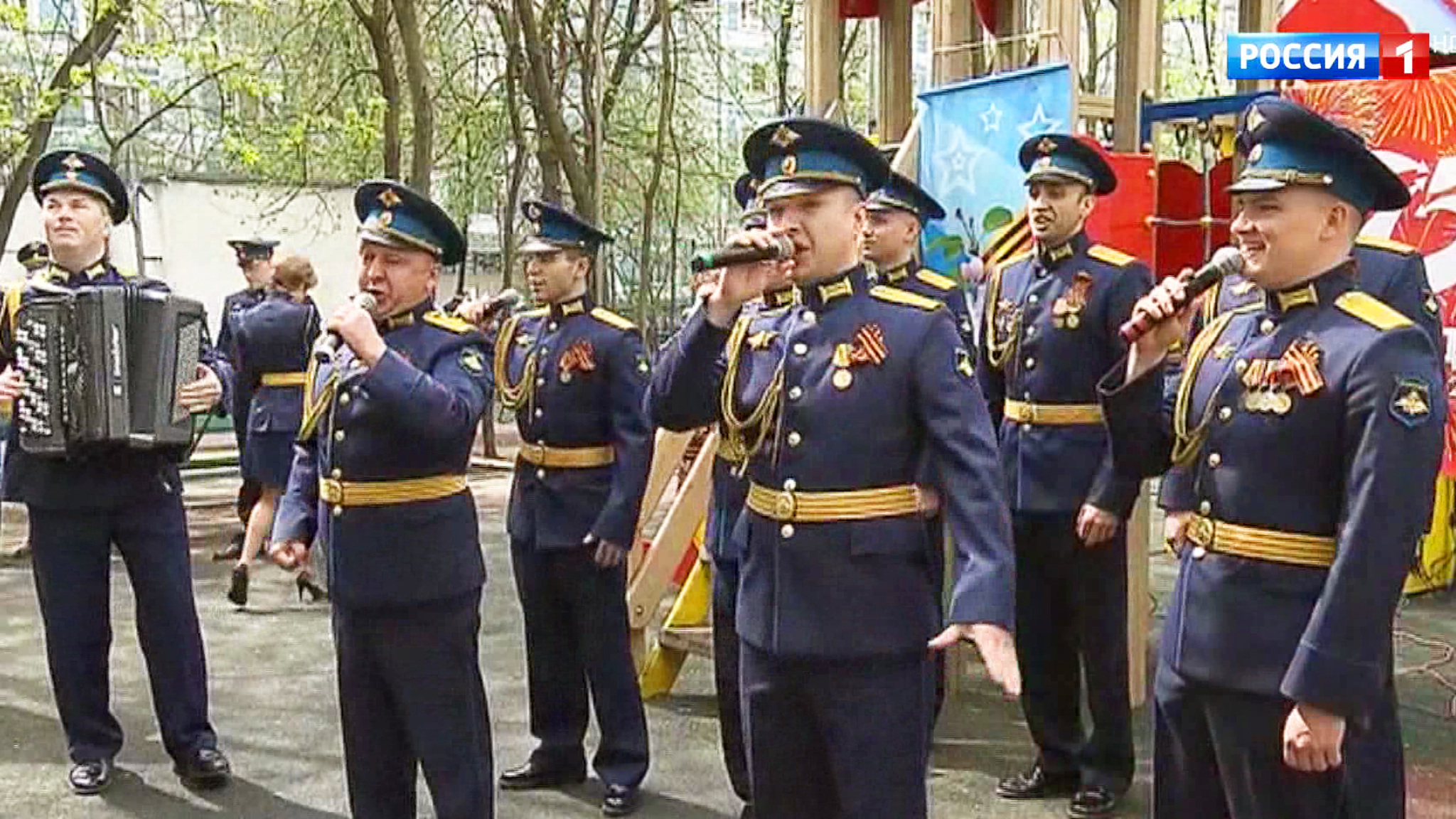 Персональный парад и концерты под балконом: с наступающим Днем Победы ветеранов поздравляют индивидуально