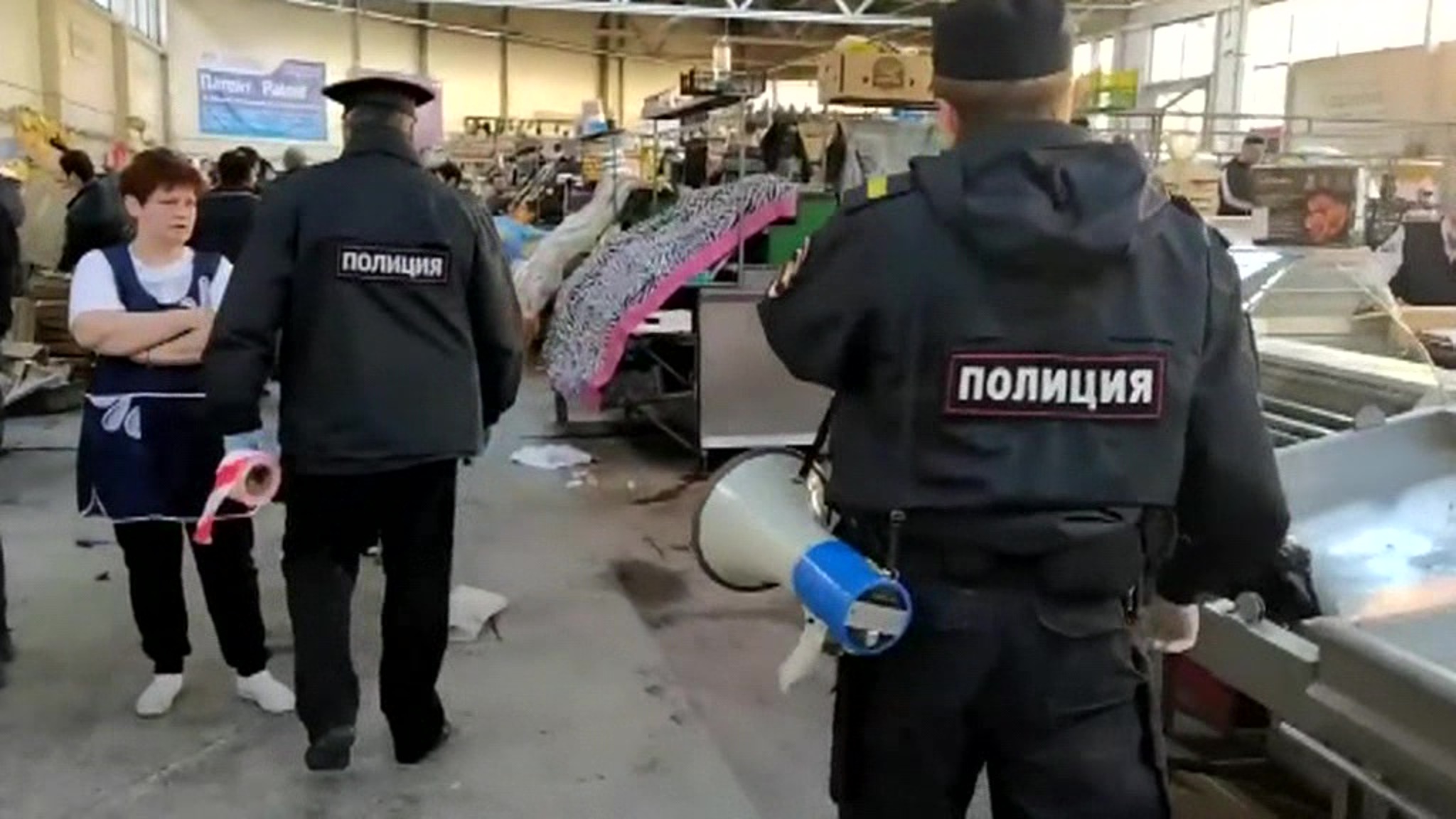 Полиция задержала виновника скопления людей на рынке в Петербурге