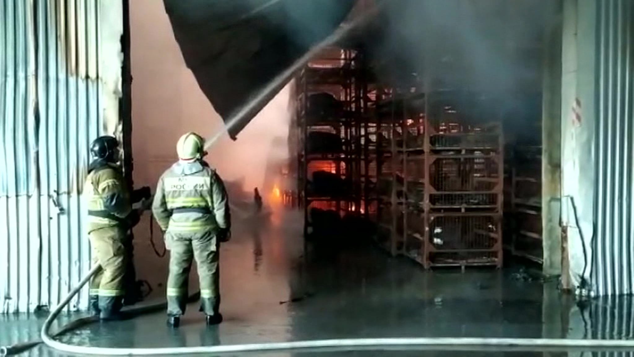 В Самаре загорелся склад с пластиком
