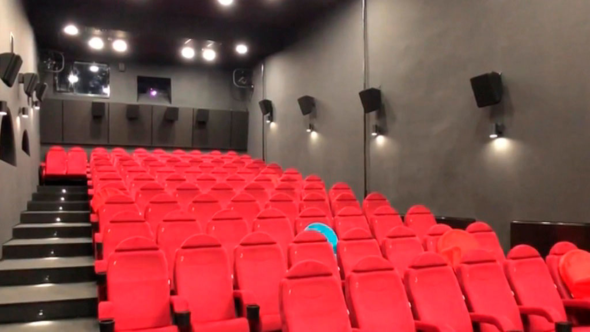Московские театры и кино обязали сократить количество продаваемых билетов