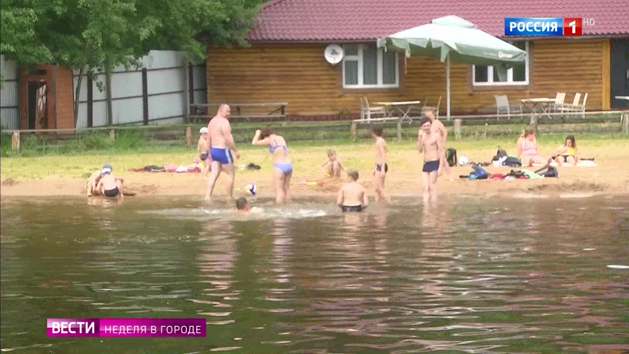 Москвичи, забыв про масочный режим, устремились на пляжи