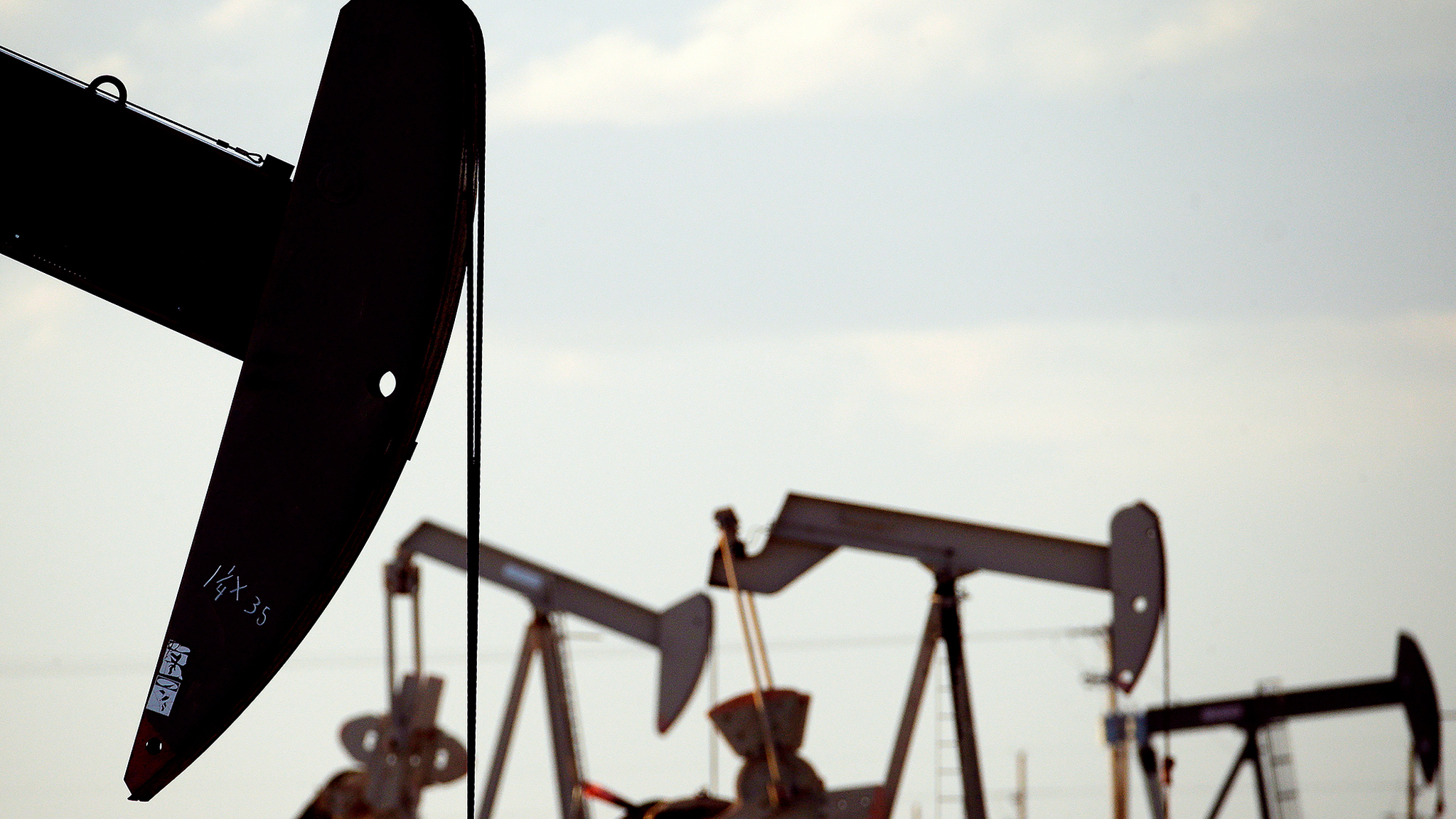 МЭА ухудшило прогноз по росту спроса на нефть в 2021 г.