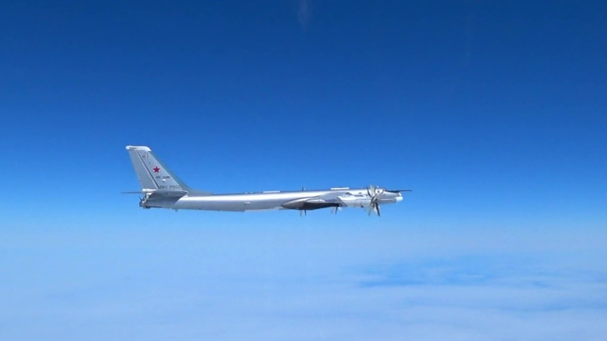 Американские "рапторы" сопроводили российских стратегов
