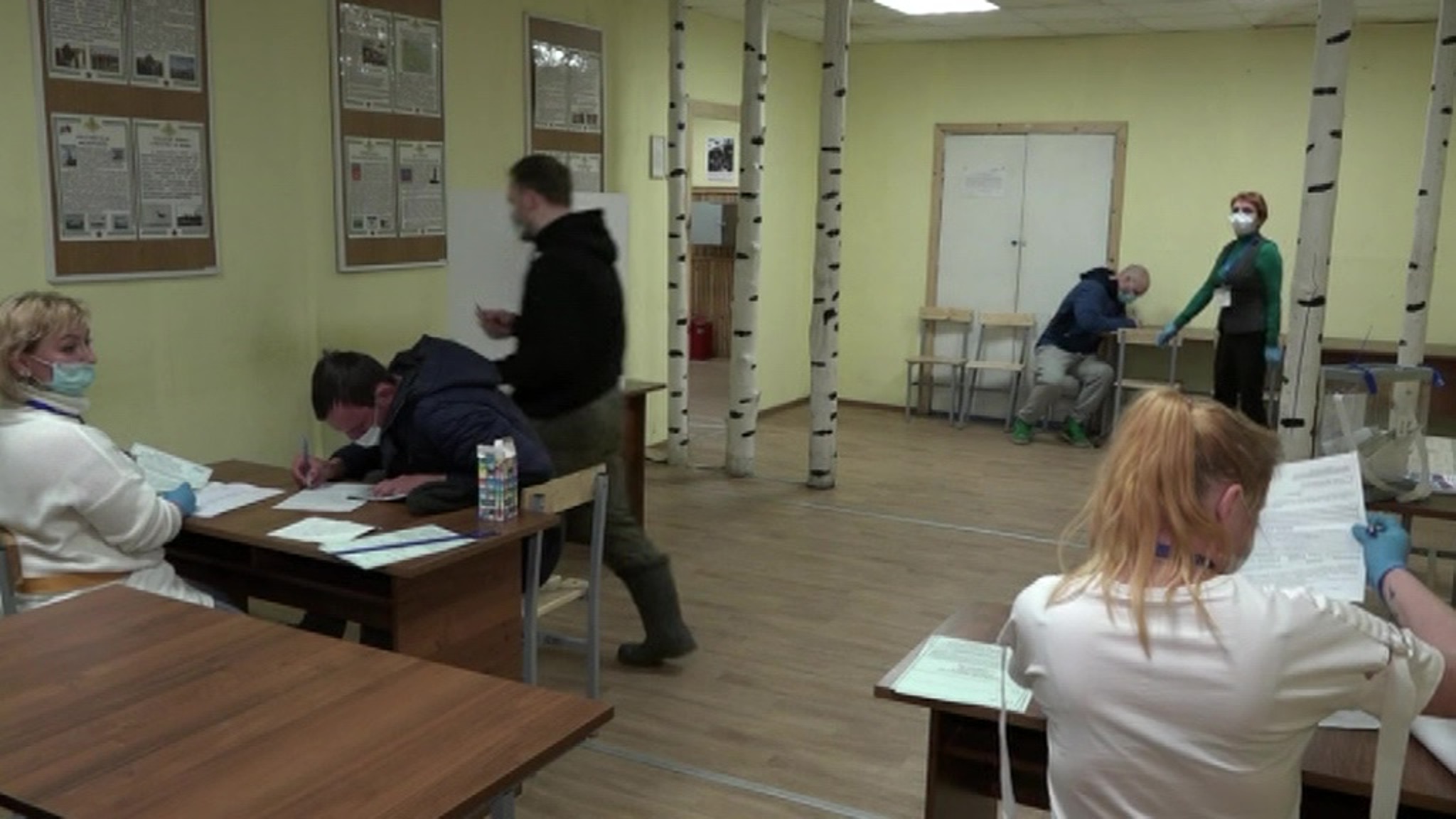 В досрочном голосовании по поправкам к Конституции уже приняли участие тысячи россиян