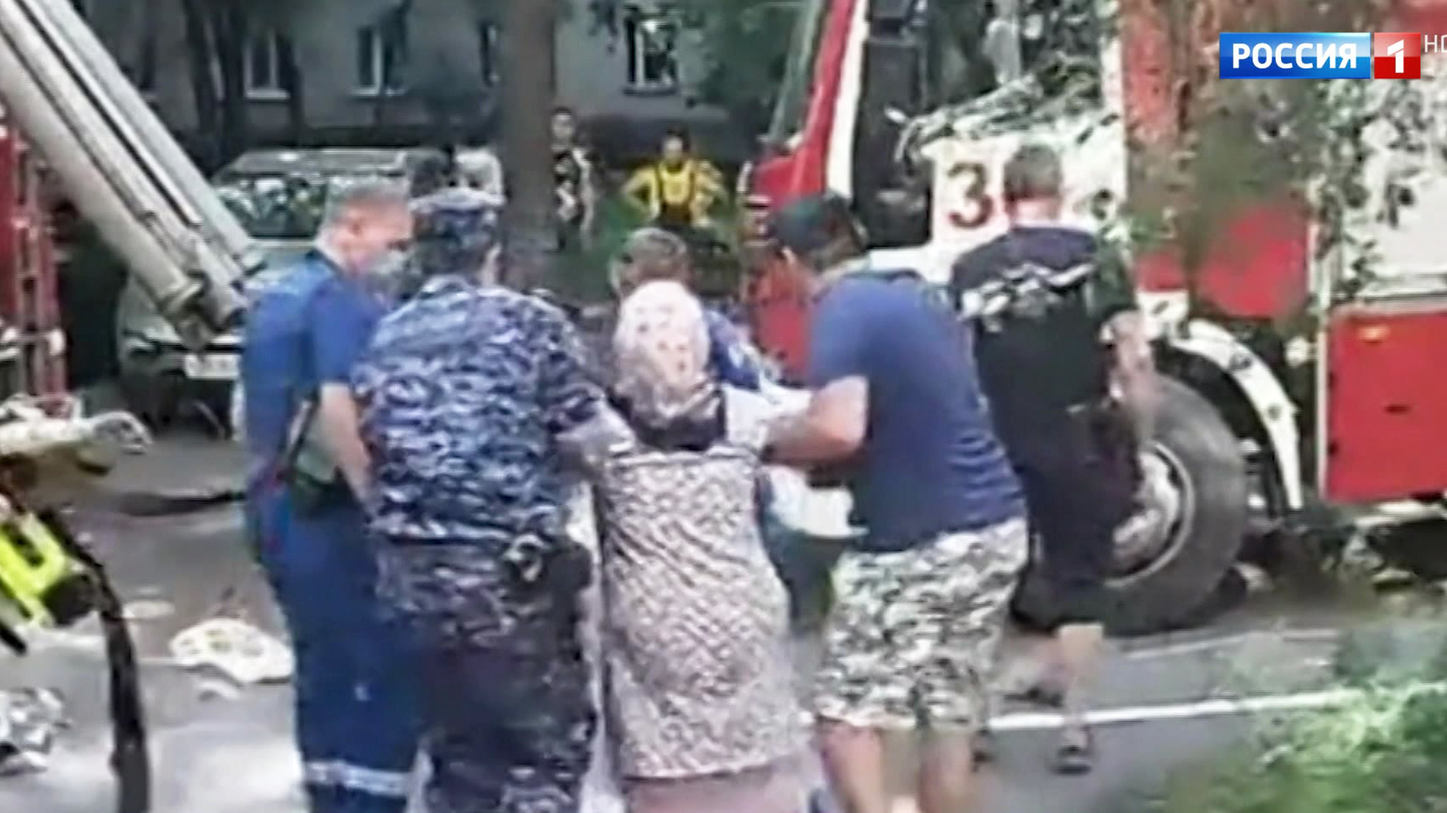 Росгвардейцы спасли бабушку из горящей квартиры