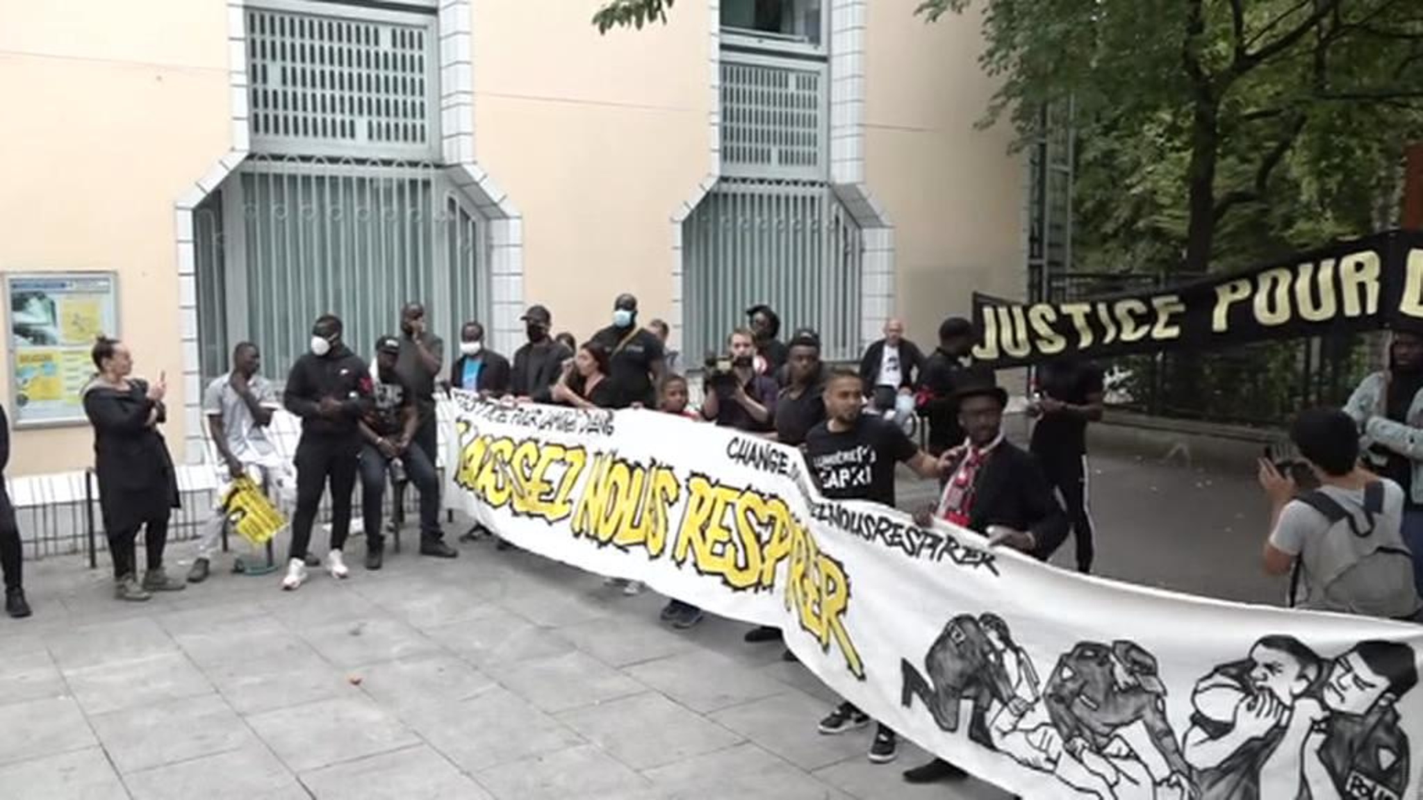 "Позвольте нам дышать": Париж протестует против насилия и расизма