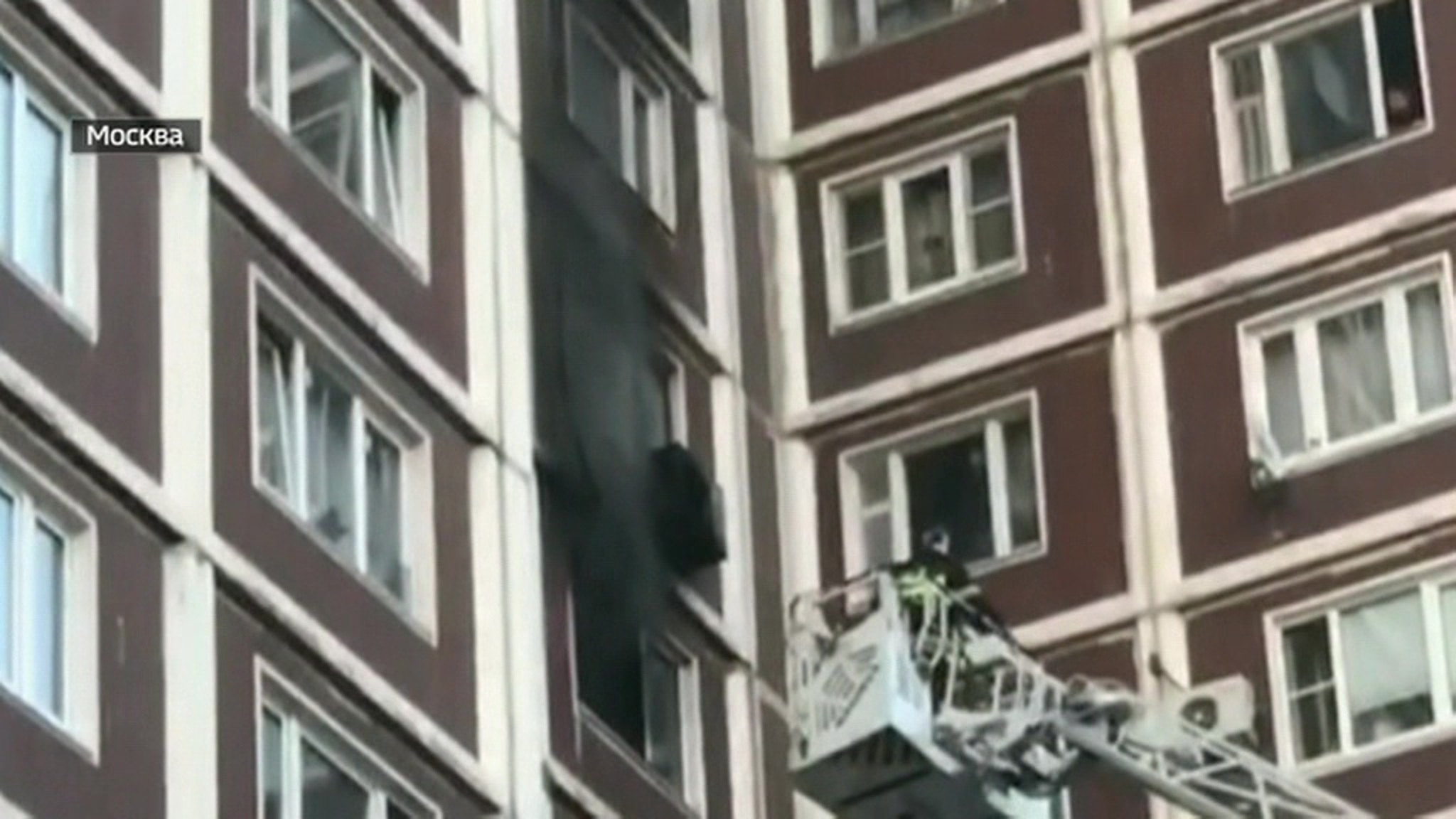 В многоэтажке на западе Москвы загорелась квартира: двое погибли