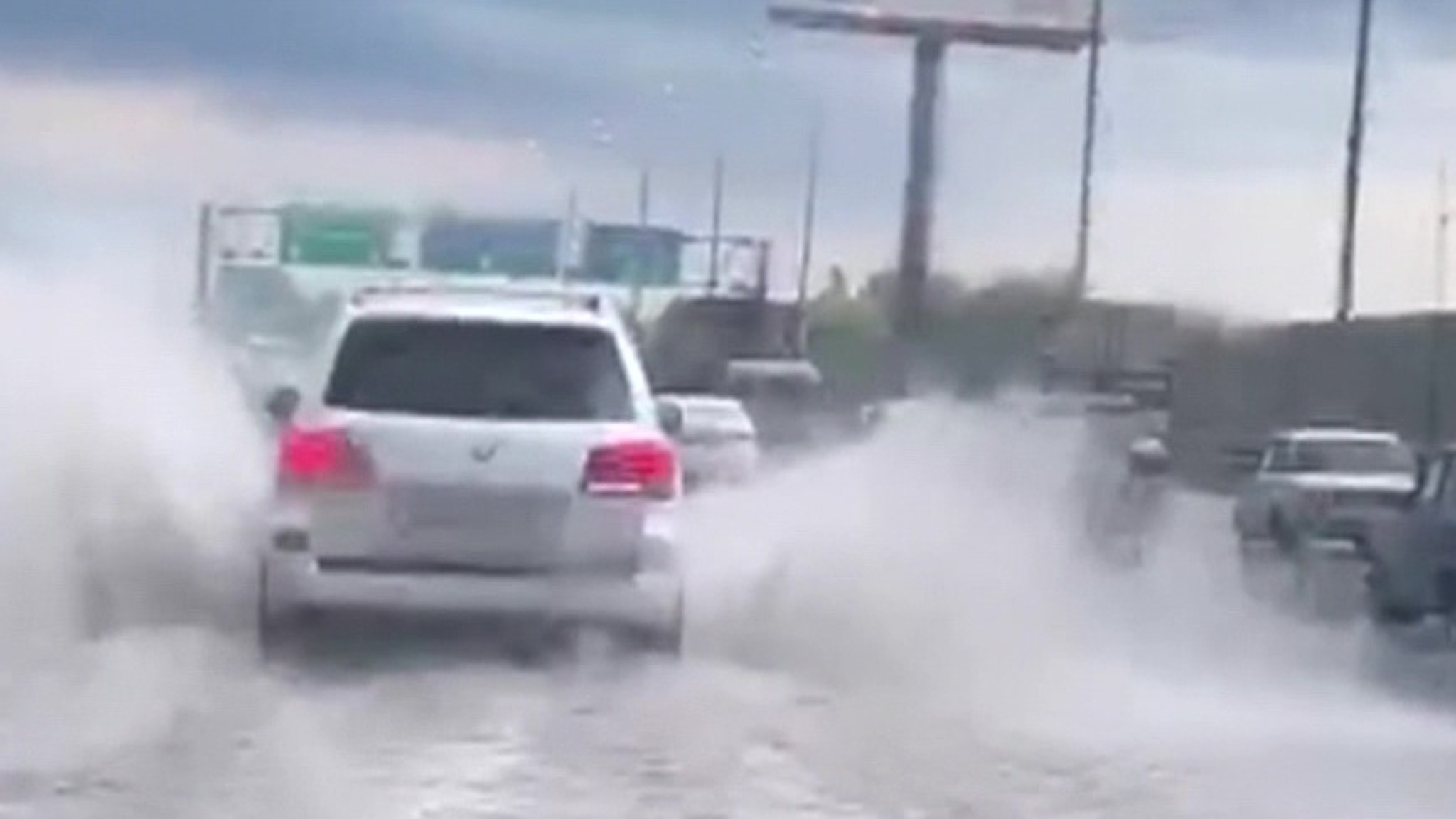Водопады в метро и озера на дорогах: Москву затопило из-за мощного ливня