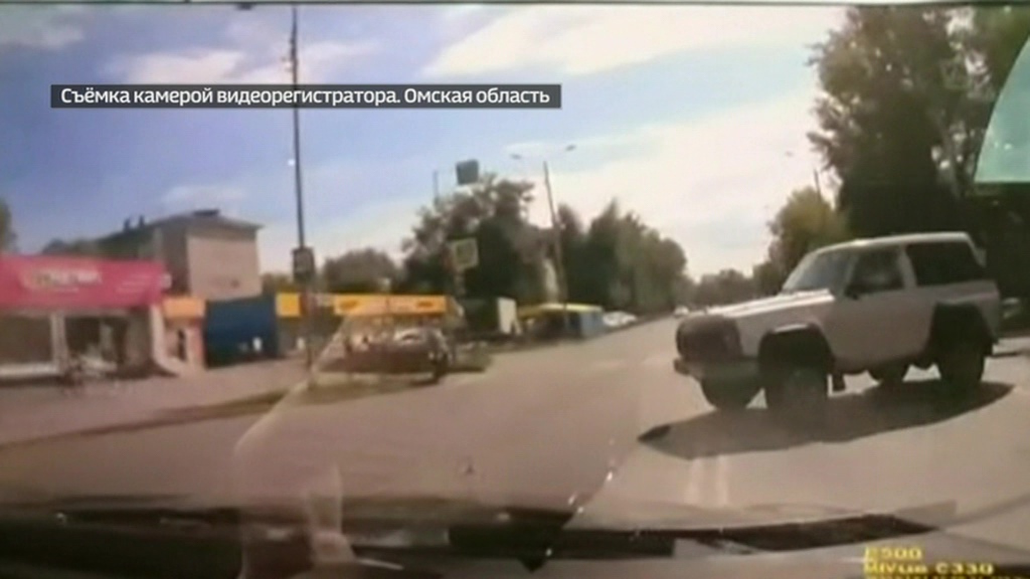 В Омске  Меrcedes протаранил торговую палатку, пострадали 8 человек