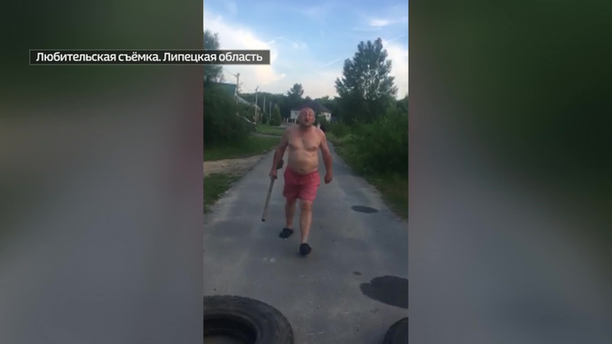 Буйный амбал с лопатой напал на девочку и разбил машину