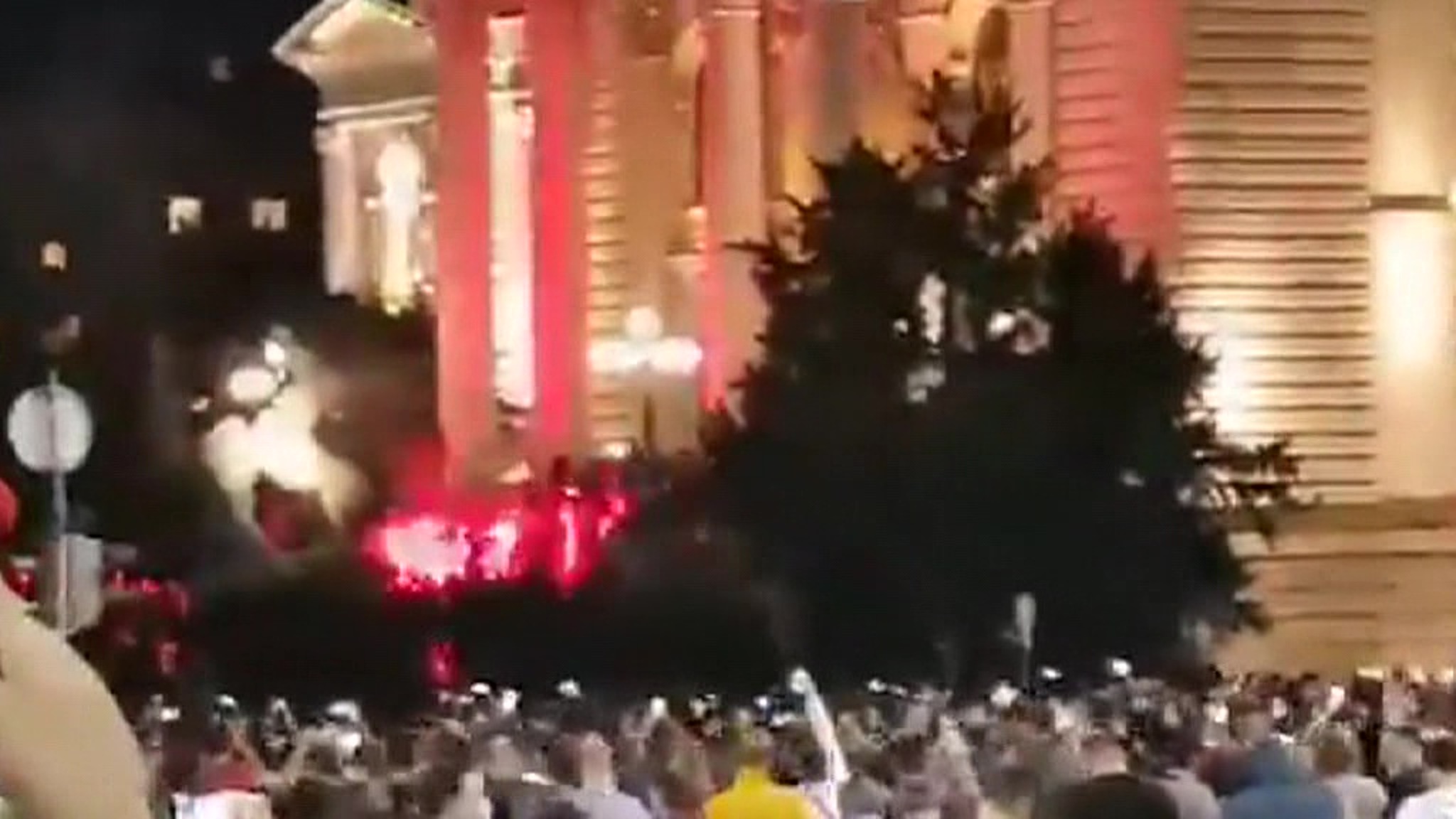 В Сербии протестующие из-за мер против коронавируса прорвались в парламент
