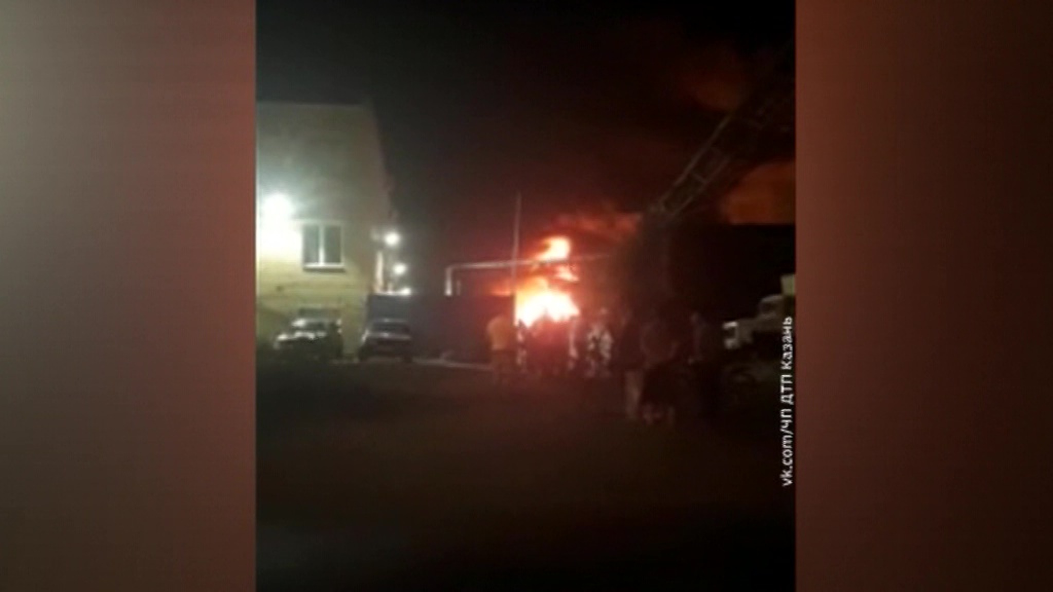 В Казани тушат крупный пожар