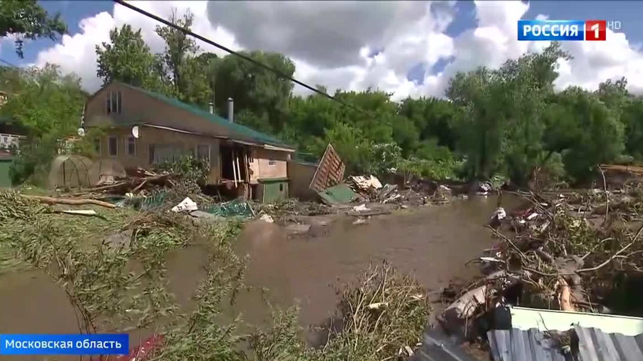 Дома затоплены, дороги размыты: власти Подмосковья помогут жителям Рузы