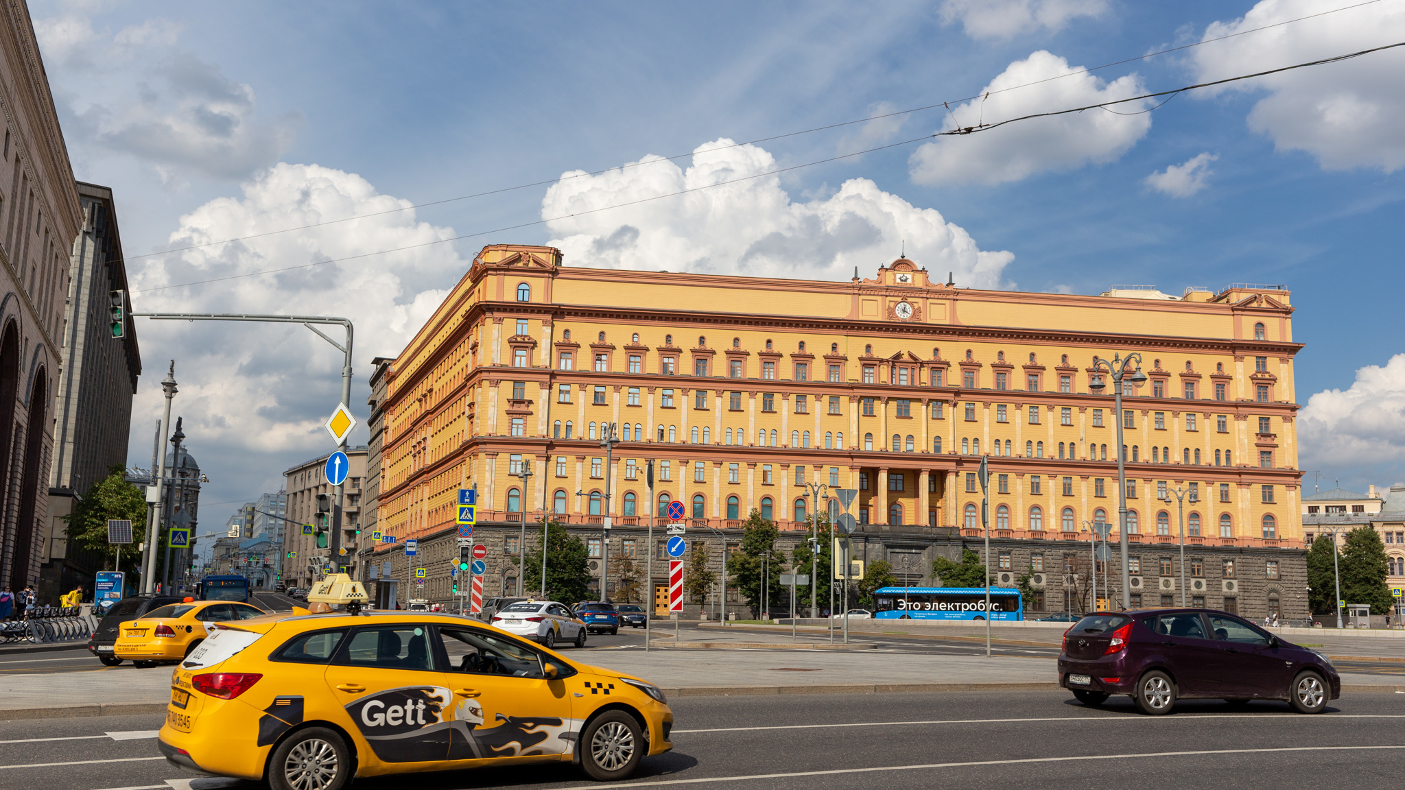 В Москве началось голосование по выбору памятника на Лубянке