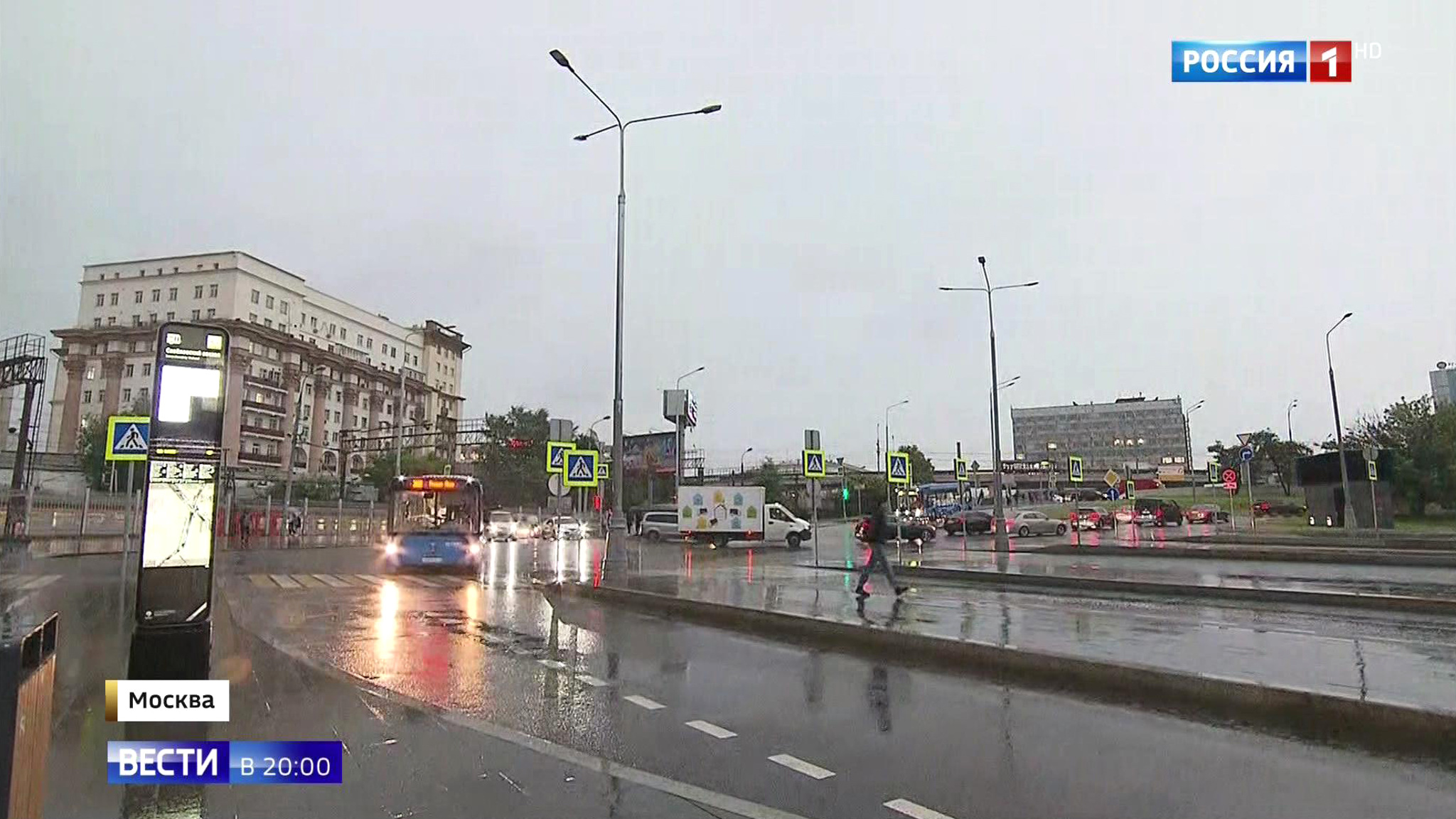 На Москву раньше времени опустилась ночь: столица попала под сильнейший ливень с грозой