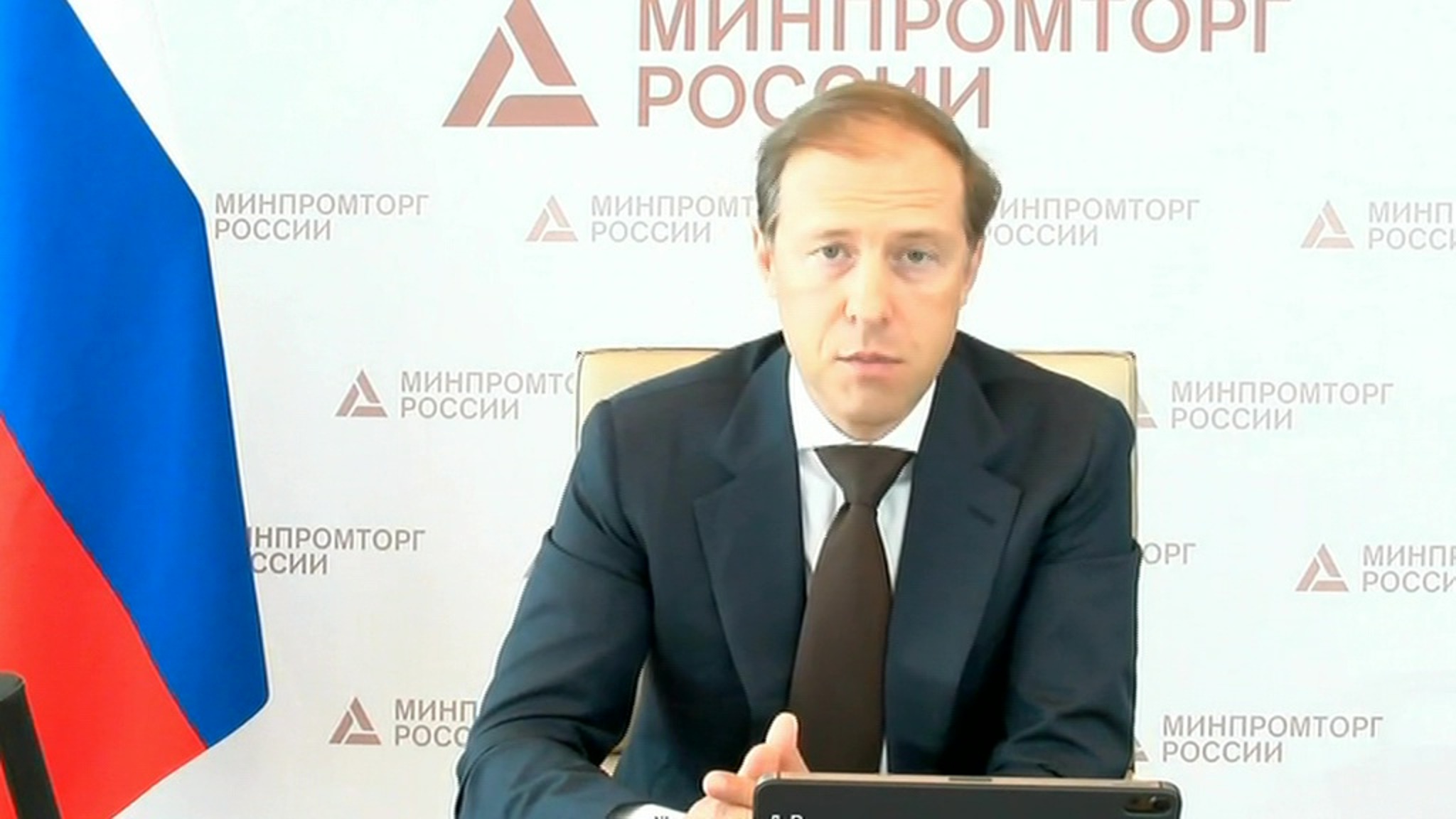 Мантуров: Россия полностью отказалась от закупок антиковидной продукции за рубежом