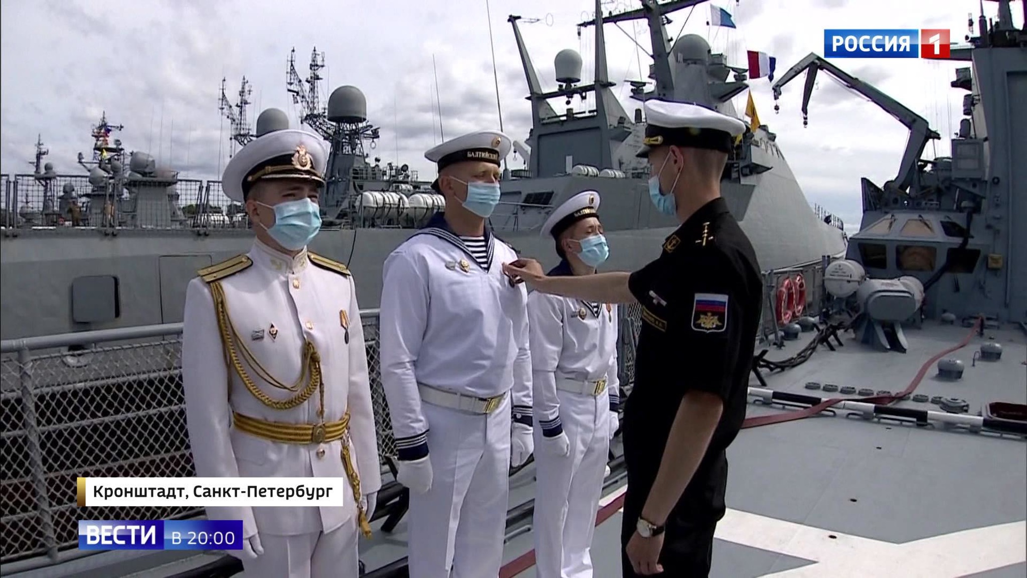 В Петербурге прошла тренировка воздушной части парада в честь Дня ВМФ