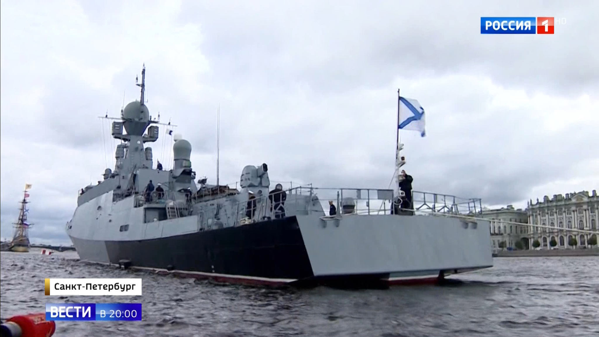 Подготовка к параду в честь Дня ВМФ: жители Петербурга любуются прибывшими экипажами