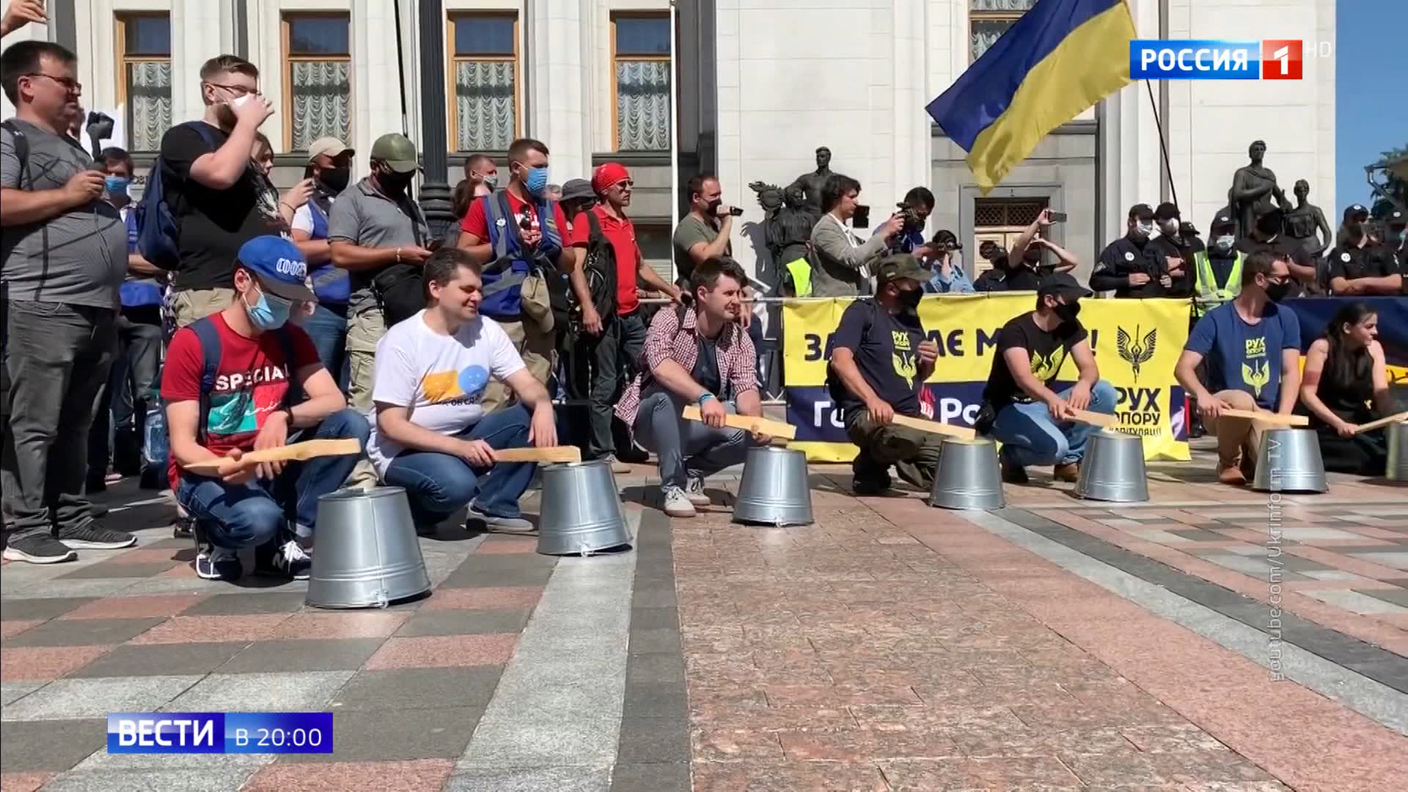 Запугали радикалы: украинские депутаты сняли с рассмотрения языковой вопрос