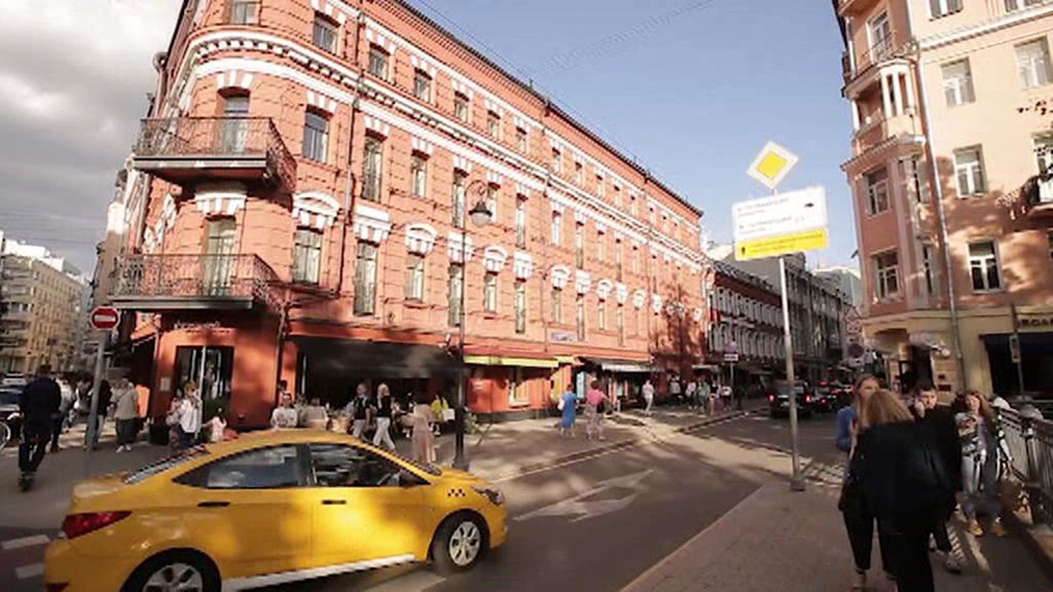 На углу у Патриарших
