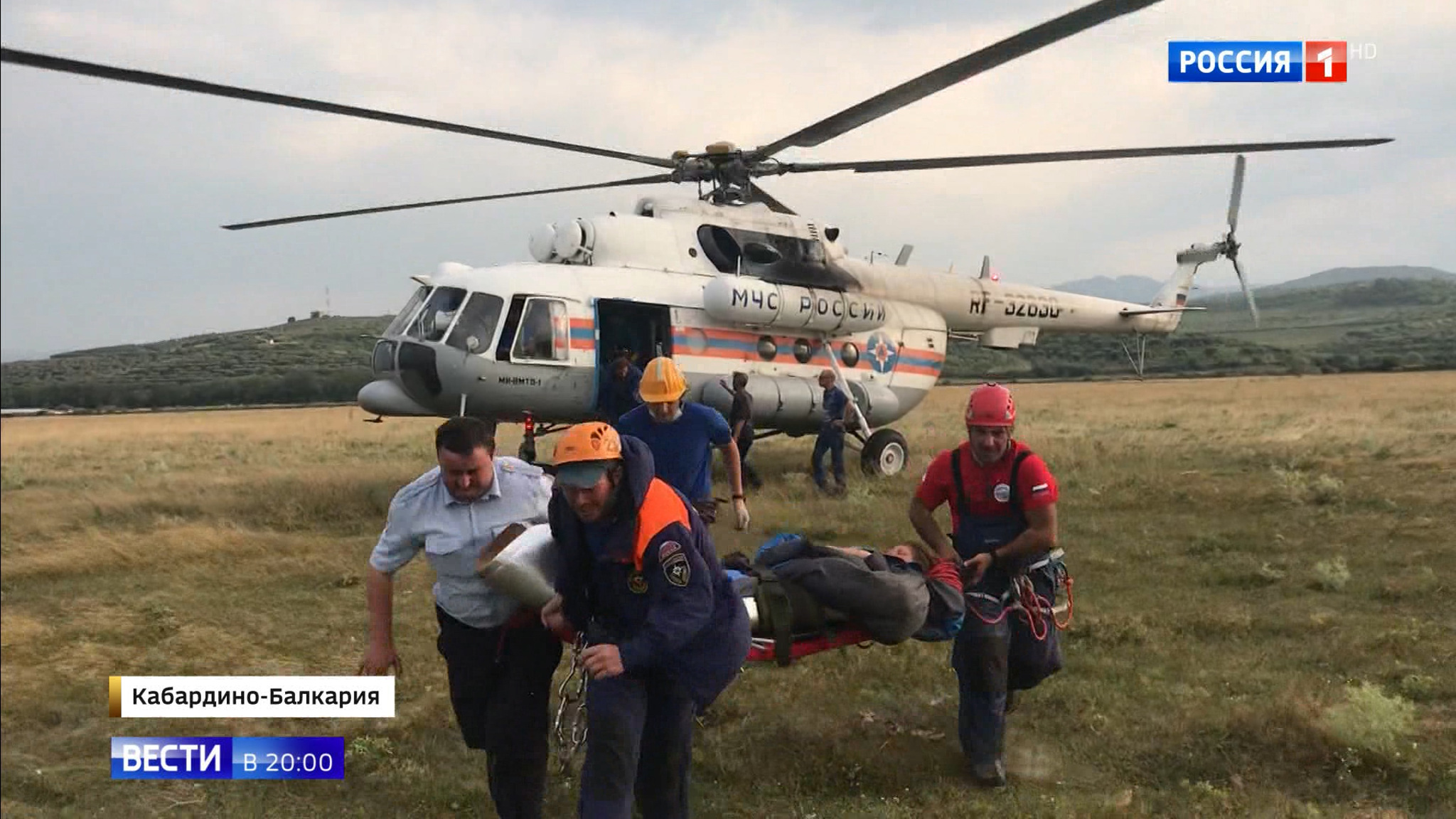 ЧП в Кабардино-Балкарии: туристов с тремя детьми пришлось спасать из ледника