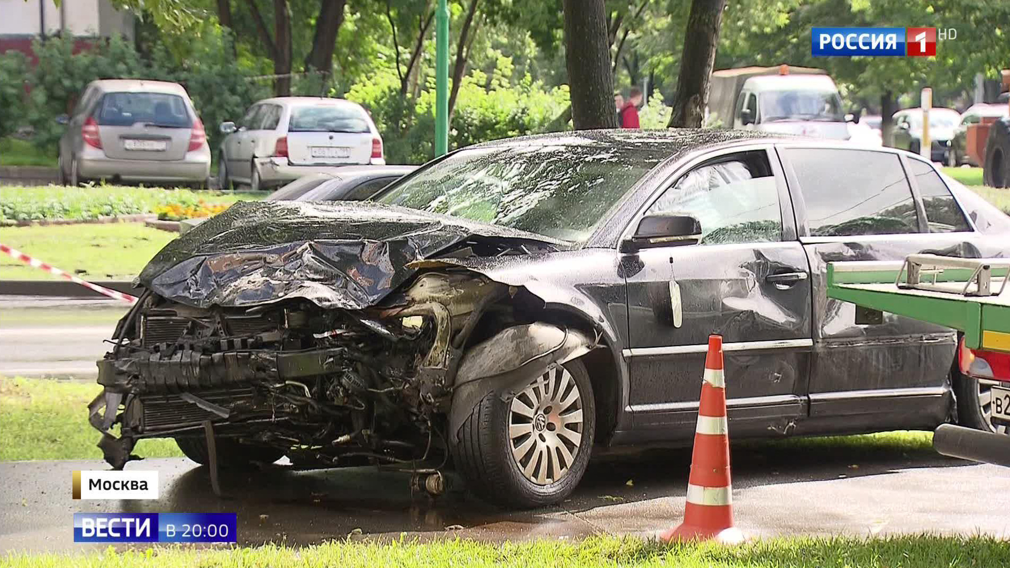 Сбил столб и людей на тротуаре: в Москве автомобиль пытался проскочить на красный