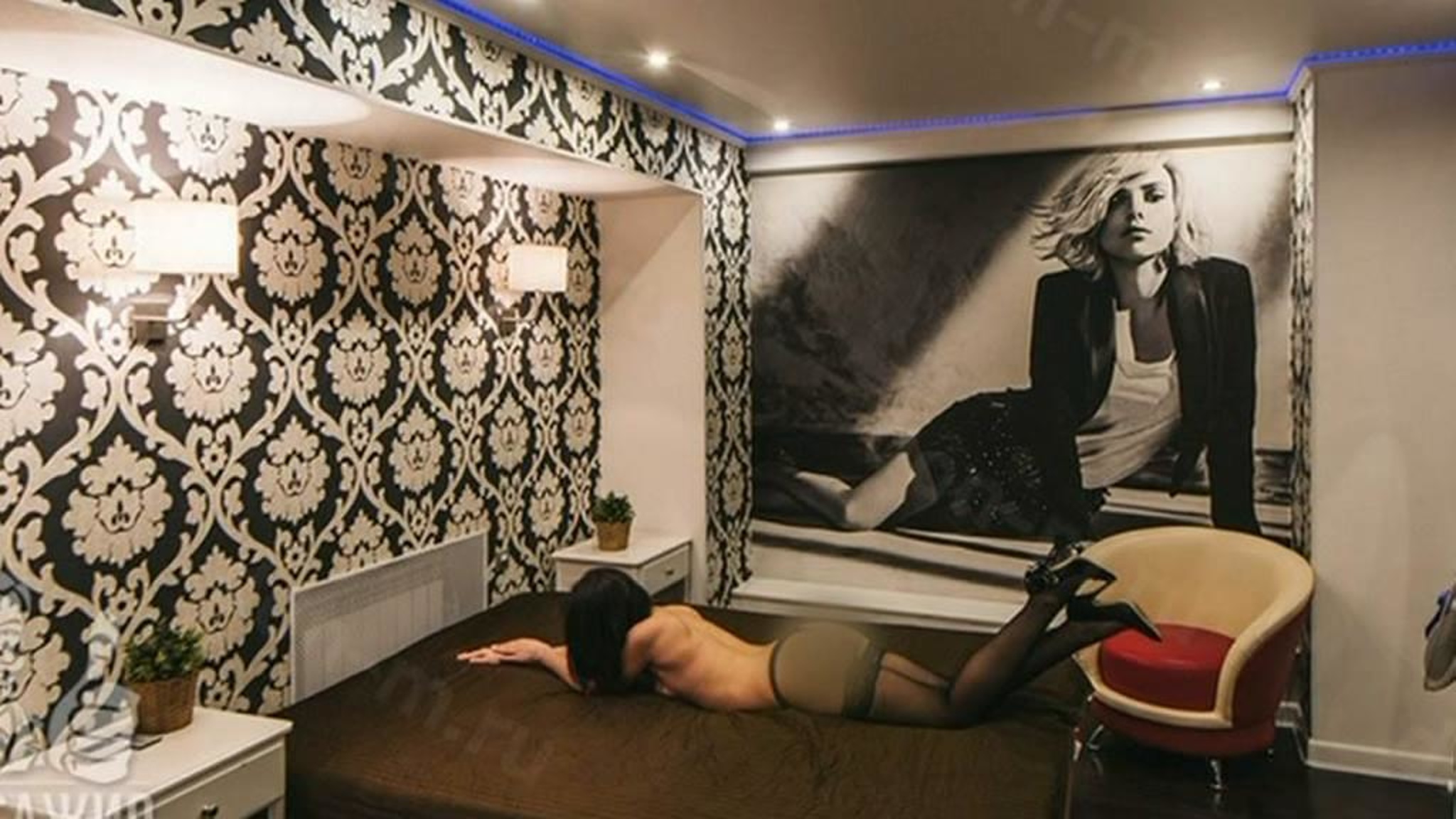 В центре Москвы полицейские нагрянули в SPA-салон с "клубничкой