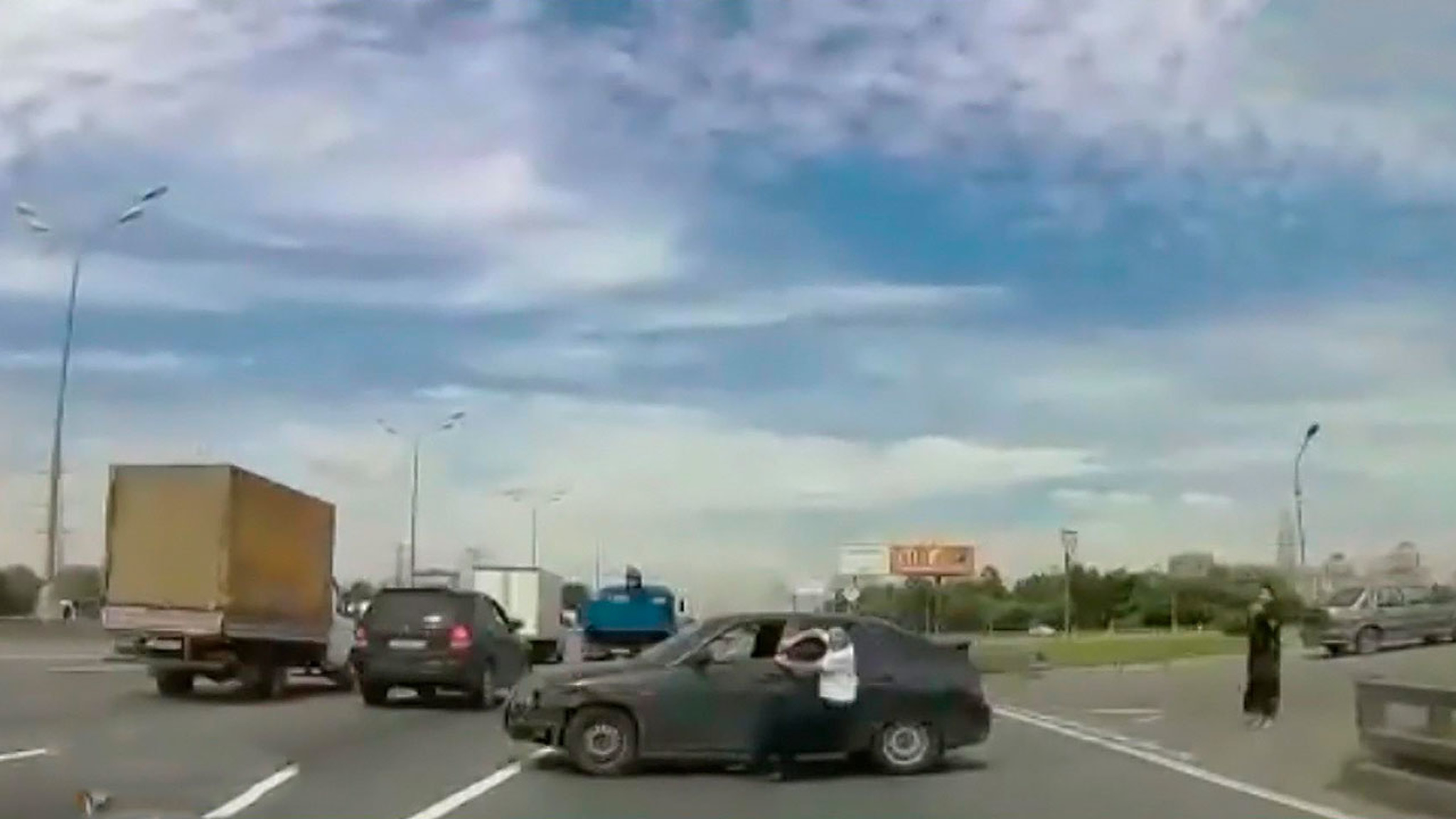 Забыл поставить на тормоз: неуправляемый автомобиль выехал на МКАД