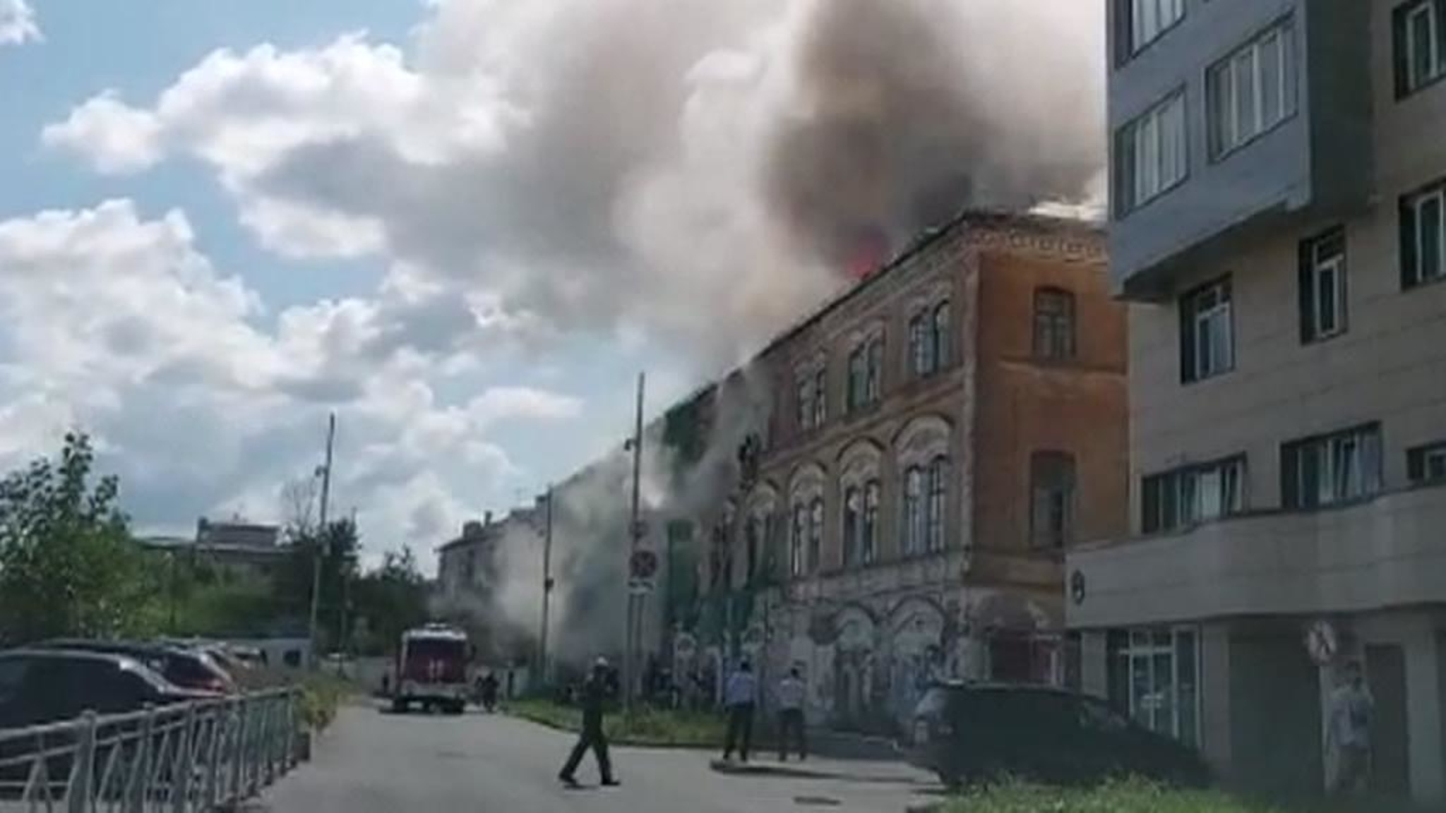 В центре Казани вспыхнул пожар в старинном доходном доме