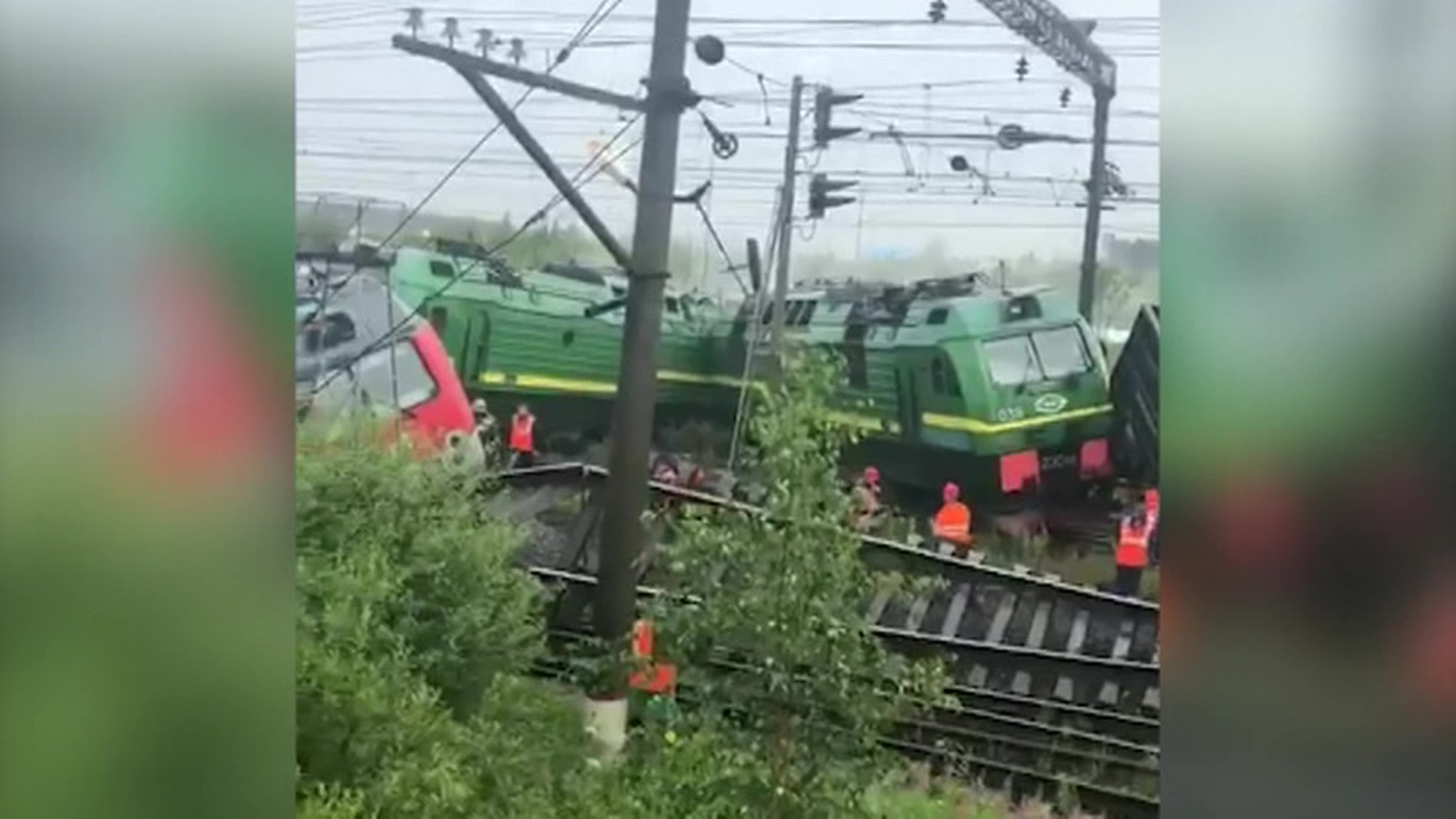 При столкновении поездов в Петербурге пострадали два человека