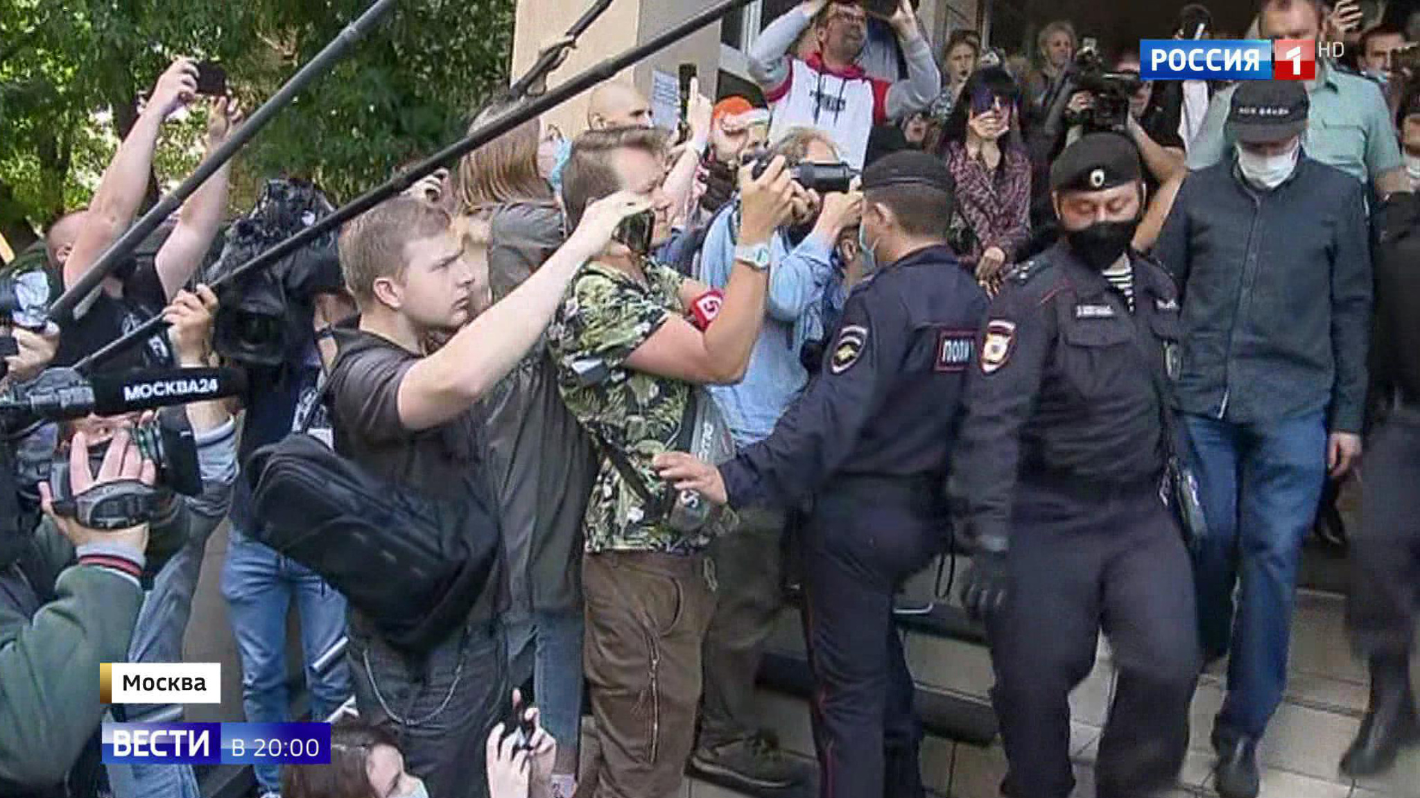 Суд над Михаилом Ефремовым: актера не стали прятать от журналистов