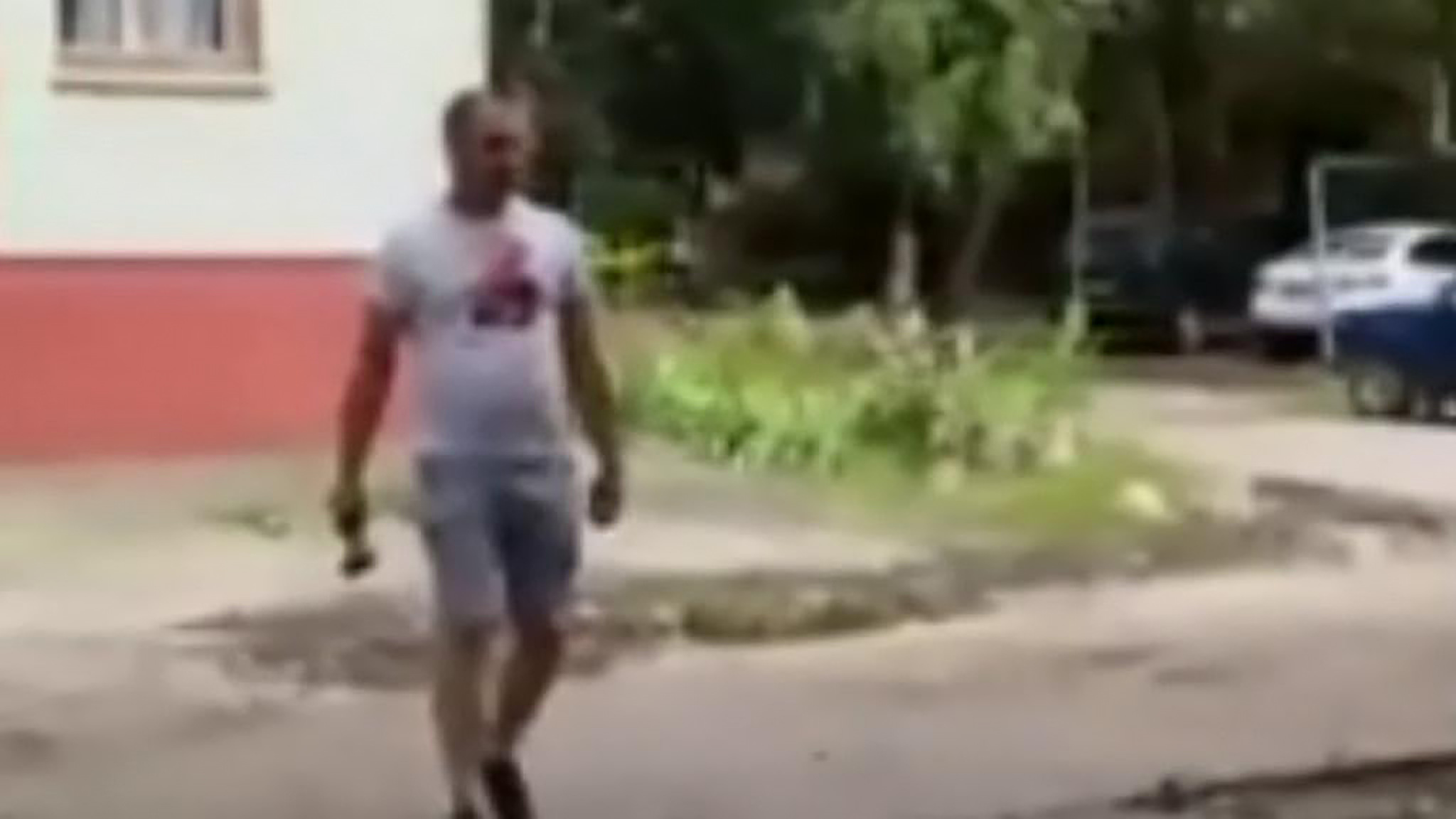 В Брянске мужчина напал на прохожих и молотком изуродовал иномарку