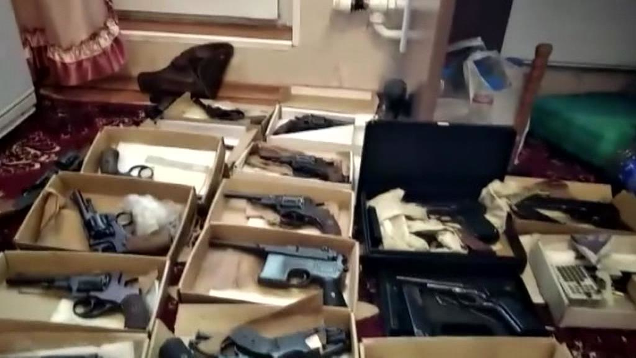 ФСБ задержала 42 подпольных оружейника в 12 регионах
