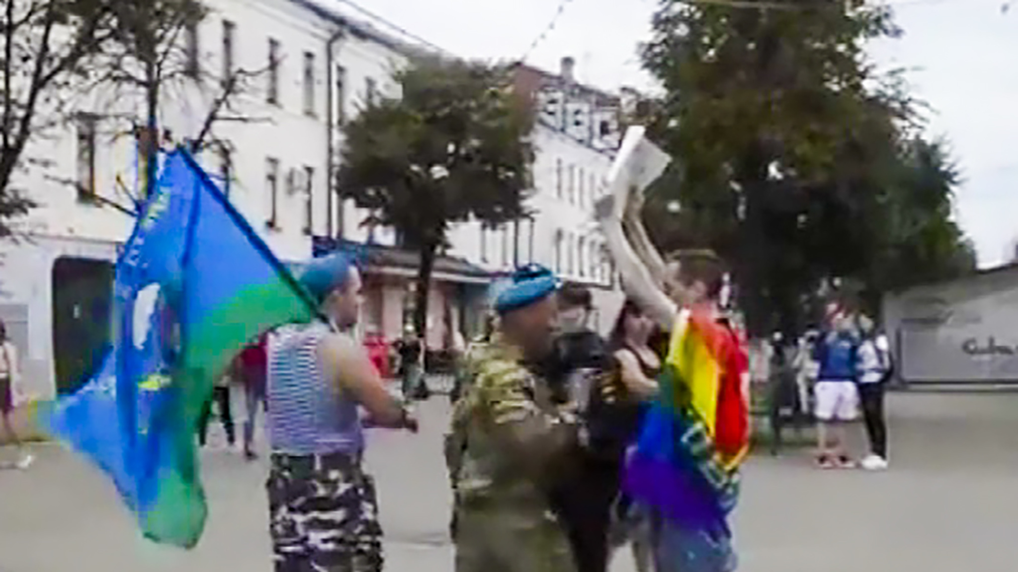 В Ярославле десантники набросились на ЛГБТ-активиста