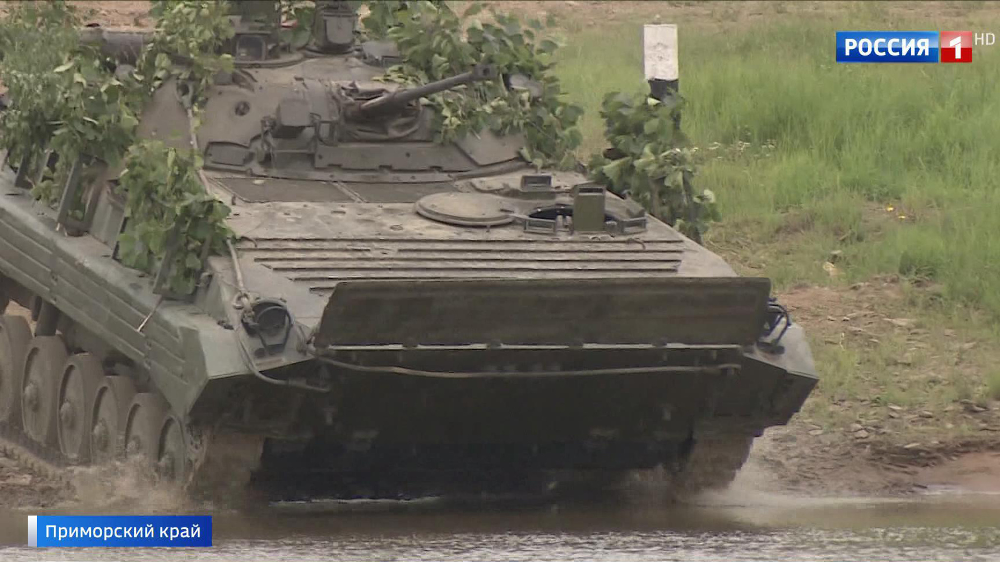 БТР, танки и БМП уходят под воду: в Приморье прошли военные учения