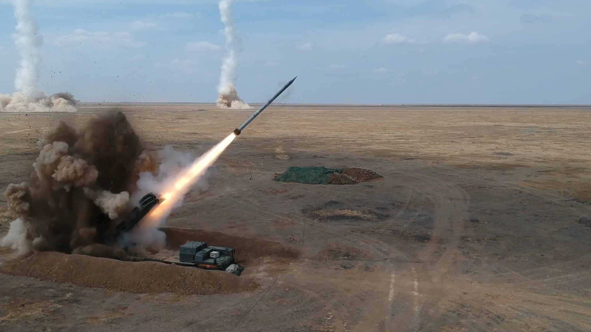 Артиллеристы Южного и Восточного военных округов нанесли массированный ракетный удар