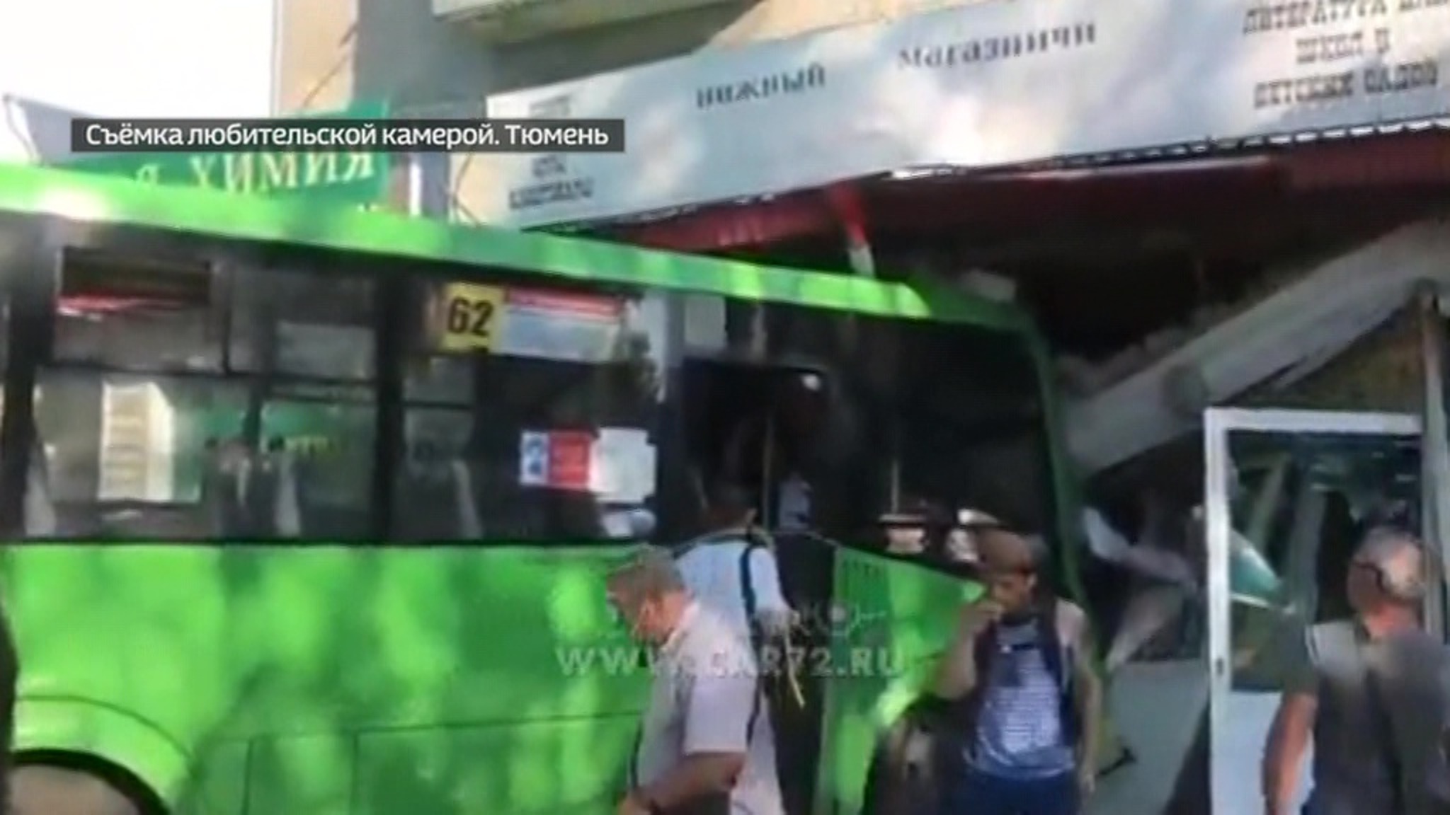 В Тюмени пассажирский автобус въехал в книжный магазин