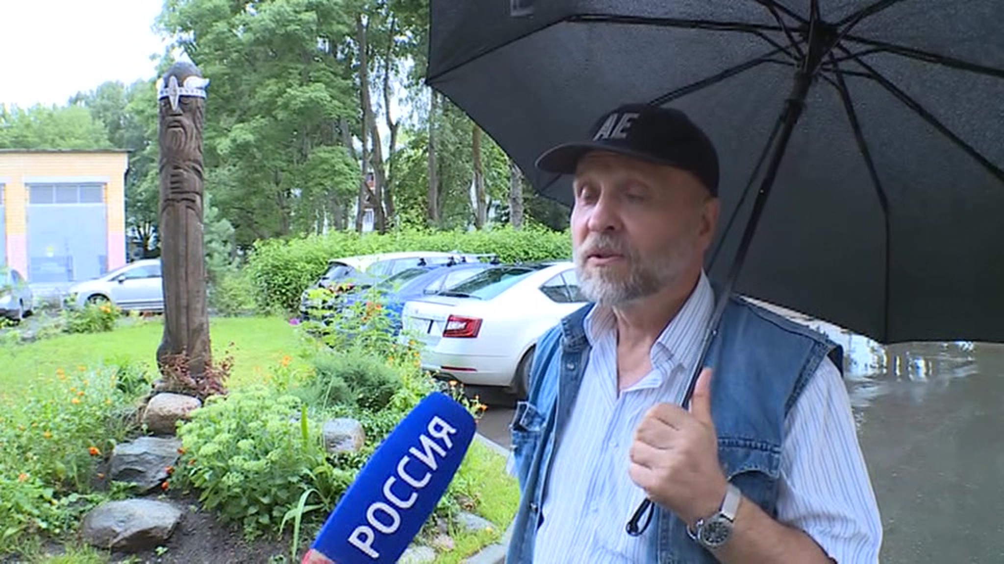 В Новгороде выясняют, зачем во дворе поставили двух деревянных истуканов