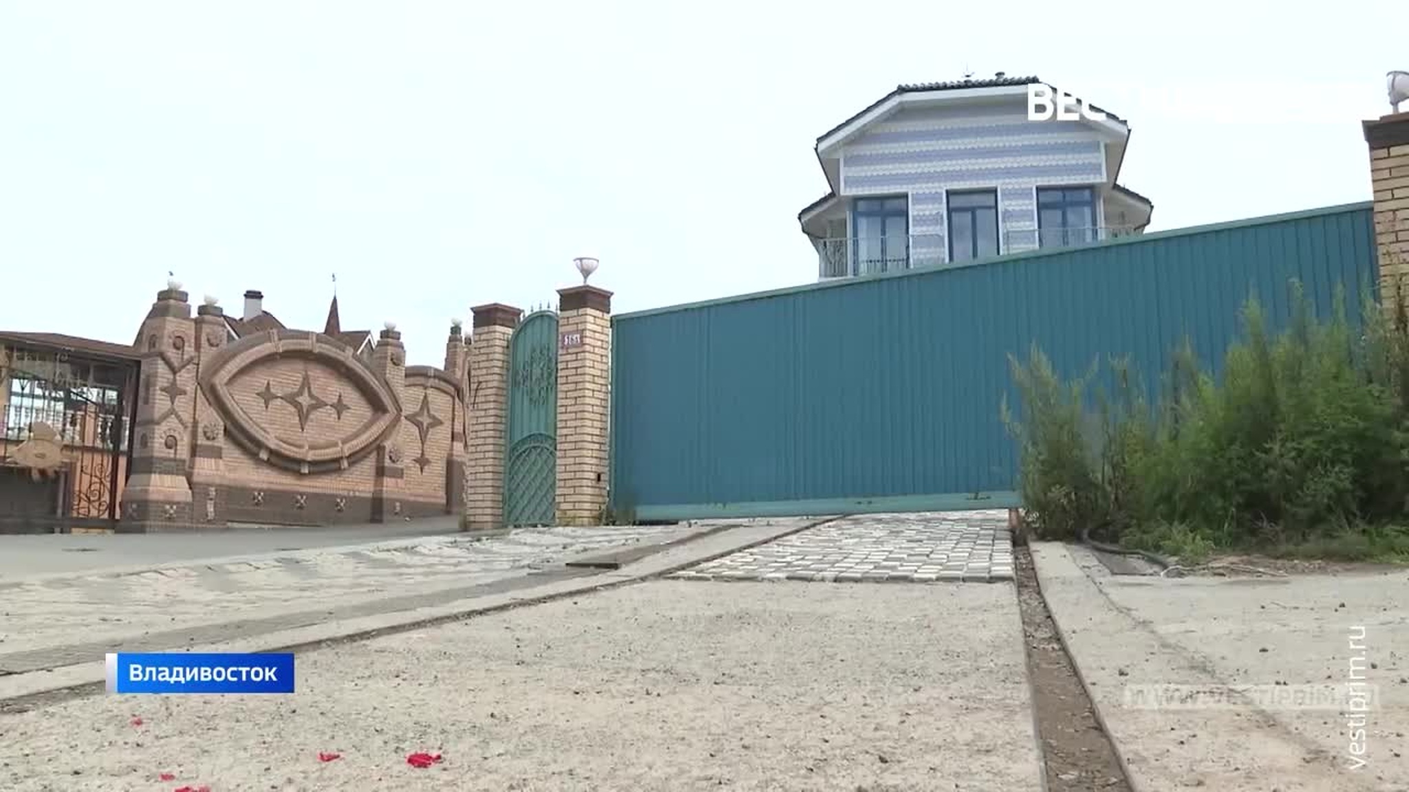 Самозахват береговой полосы: заборы, таблички "проход запрещен", гаражи и постройки