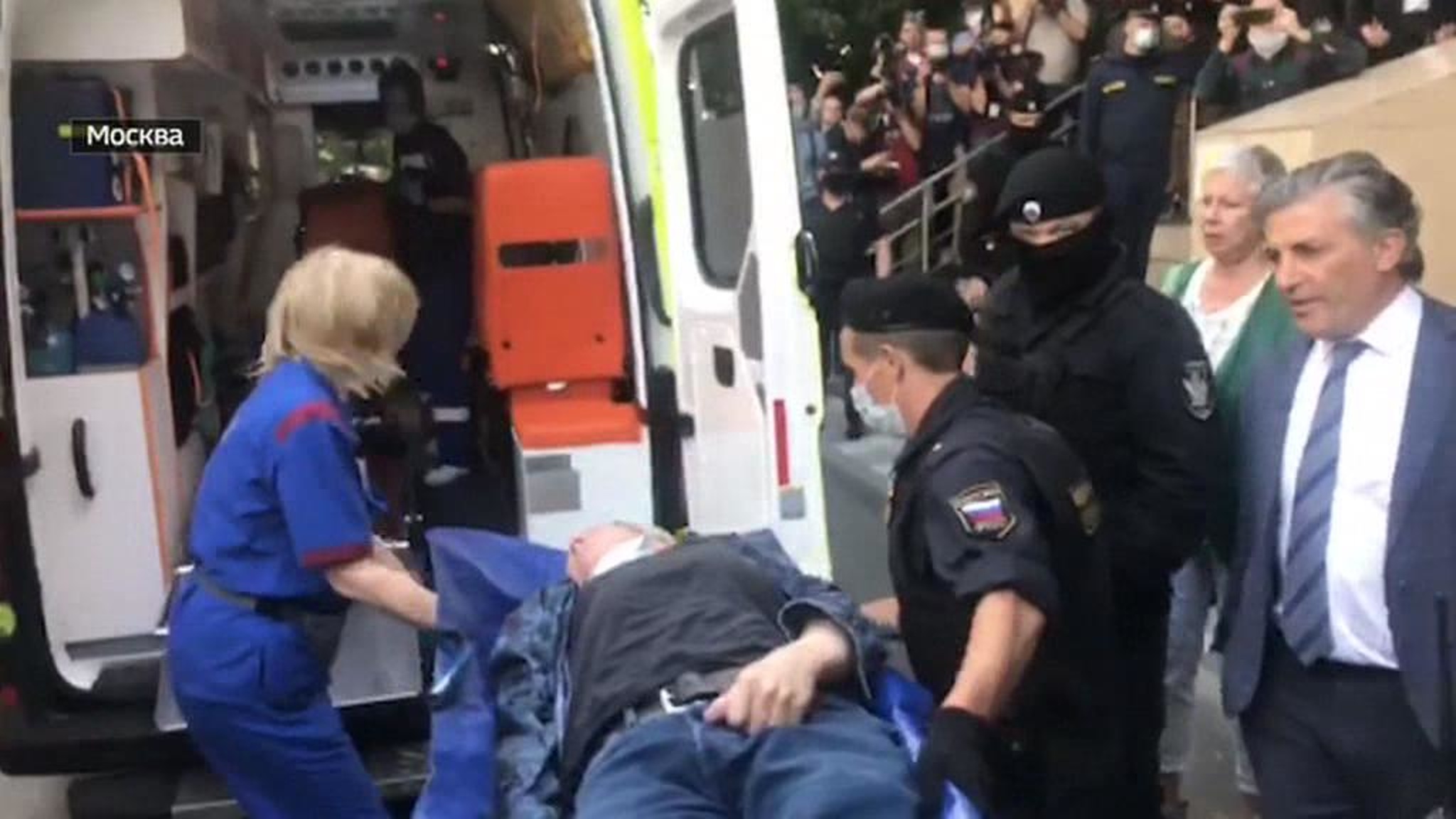 Суд не состоялся: Михаила Ефремова забрали в больницу с подозрением на инсульт
