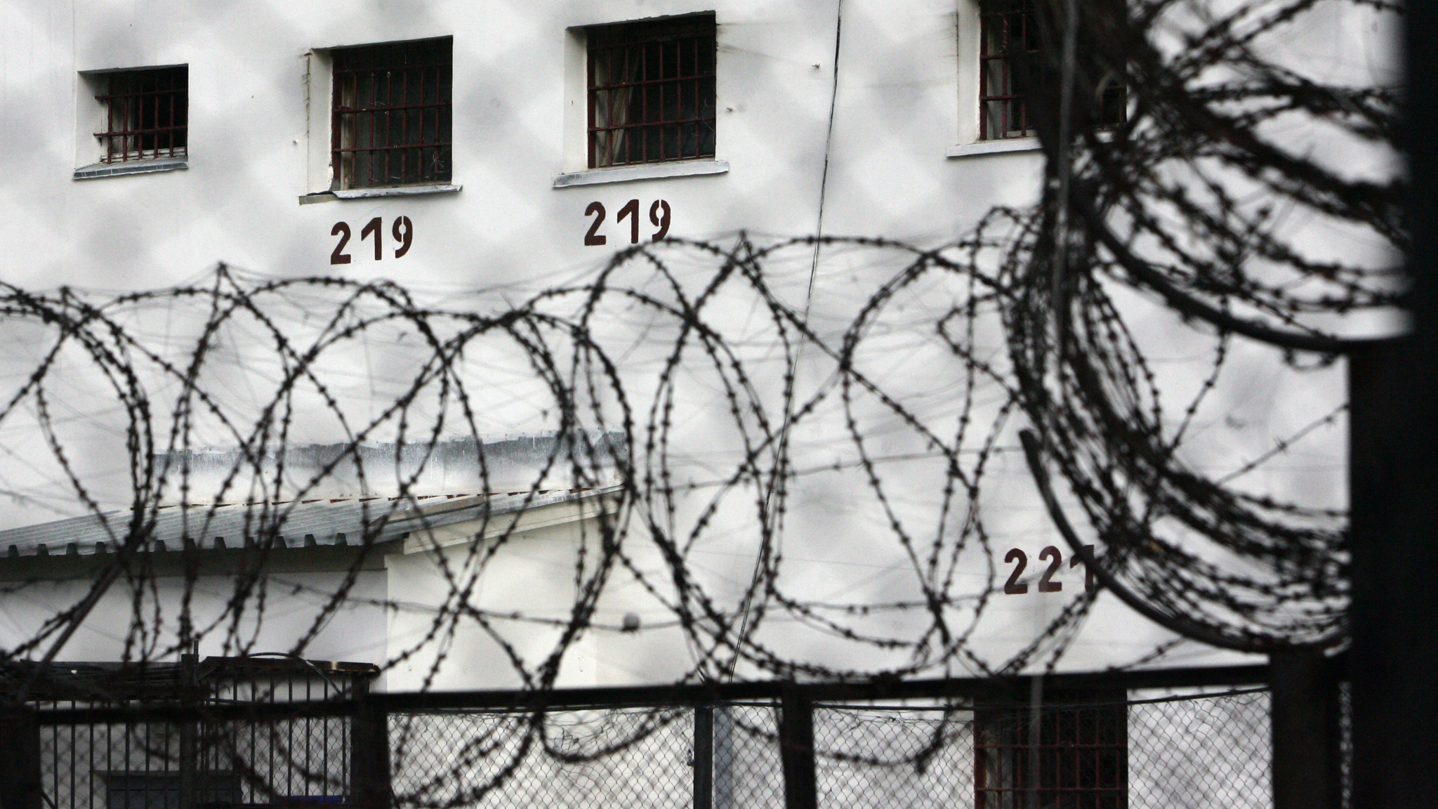 Мужчину осудили на 12 лет за убийство спящего человека топором из-за ревности