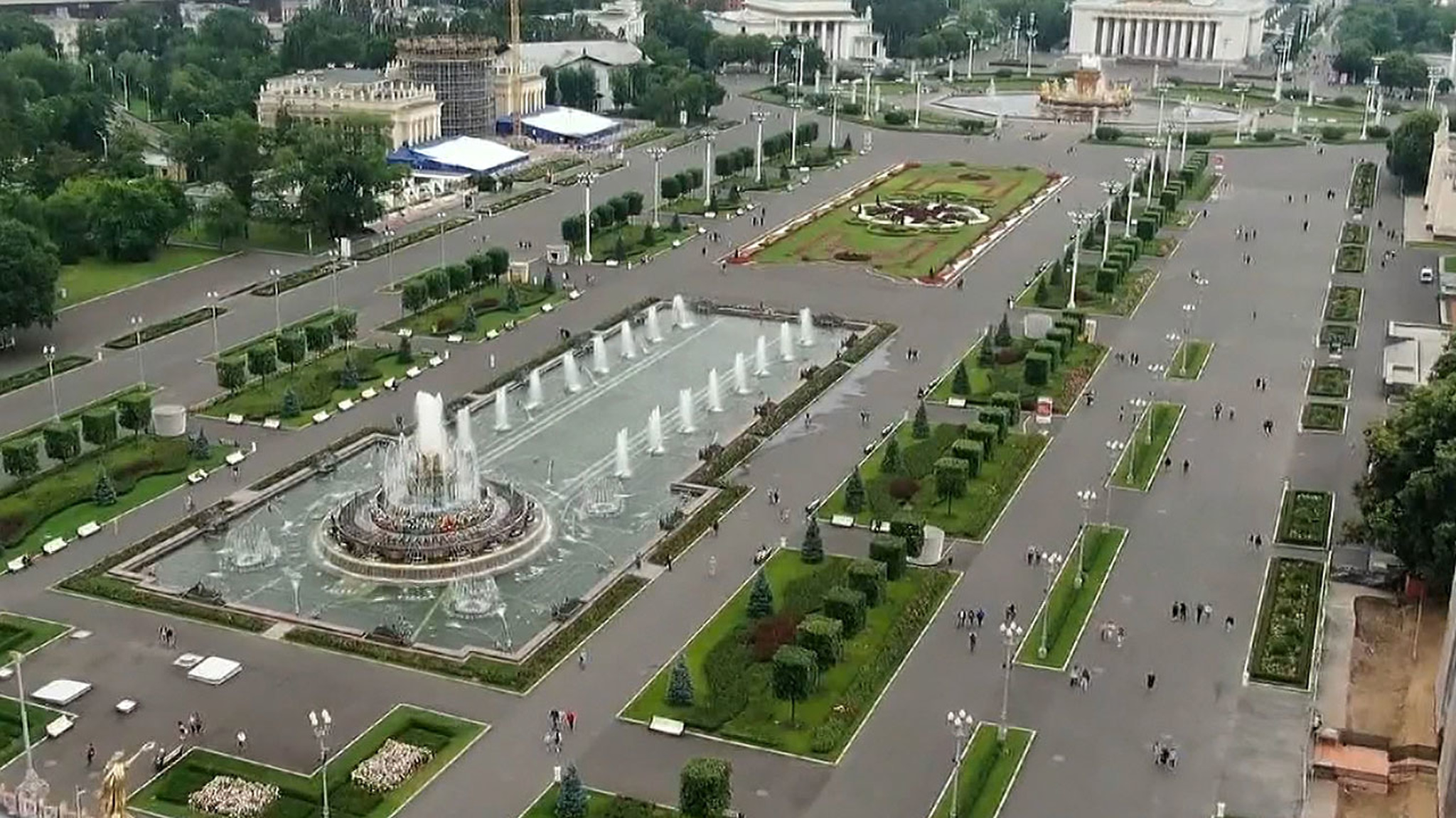 Необычные сады и уличное кино: где интересно провести выходные