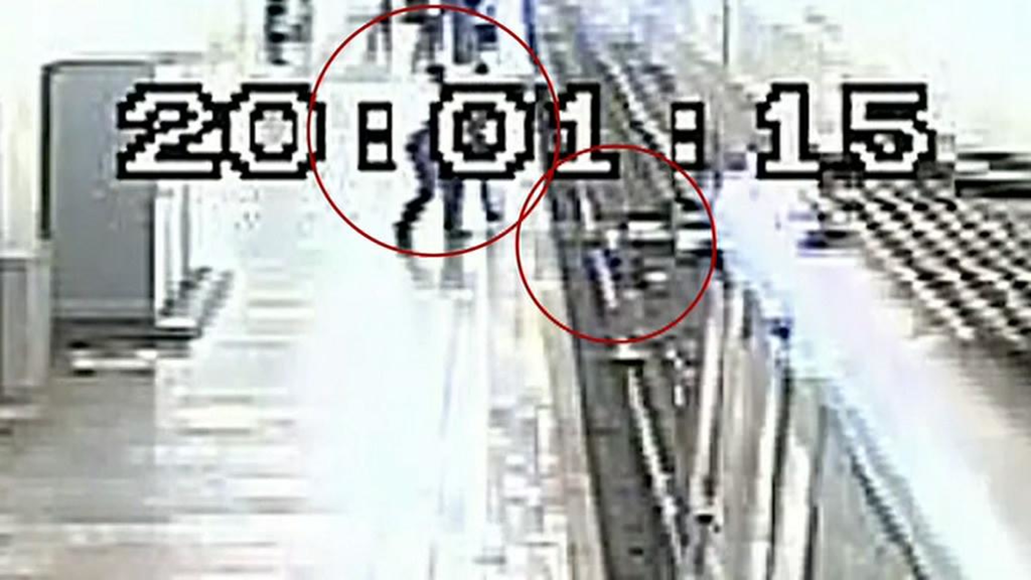 В метро Москвы полицейский в последнюю секунду вытащил пассажира из-под колес поезда
